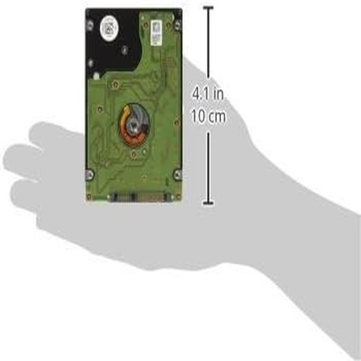 Una mano tiene una scheda a circuito stampato di un disco rigido, con una scala di 4,1 pollici o 10 cm. La scheda ha sezioni verdi e nere.