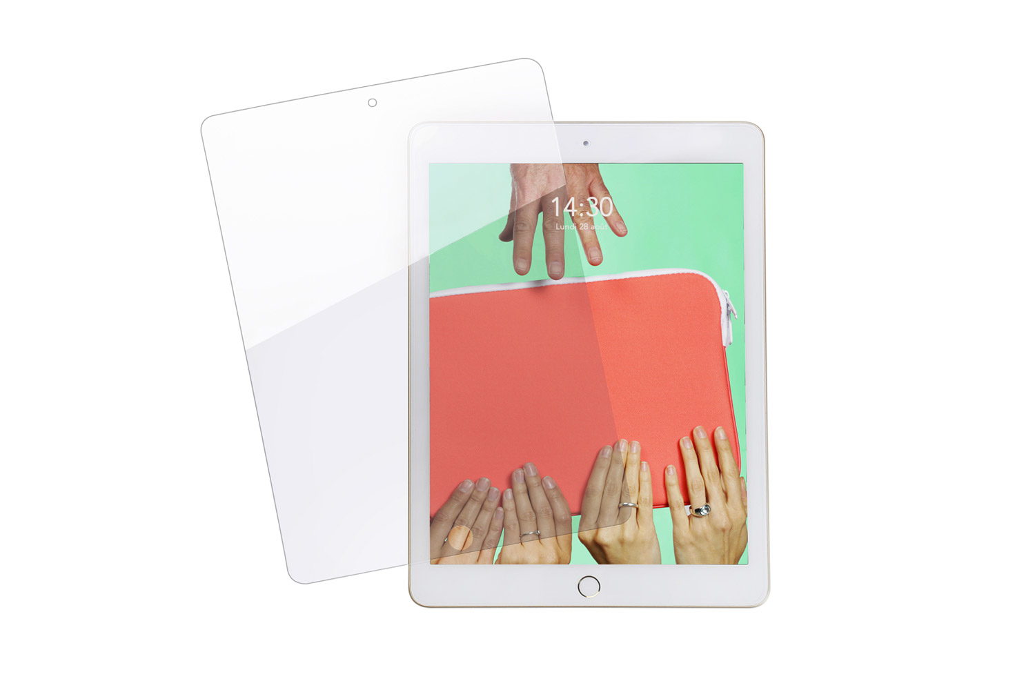 Un tablet mostra mani che raggiungono una custodia rossa. Un proteggi schermo è posizionato sopra il tablet. Lo sfondo è verde.