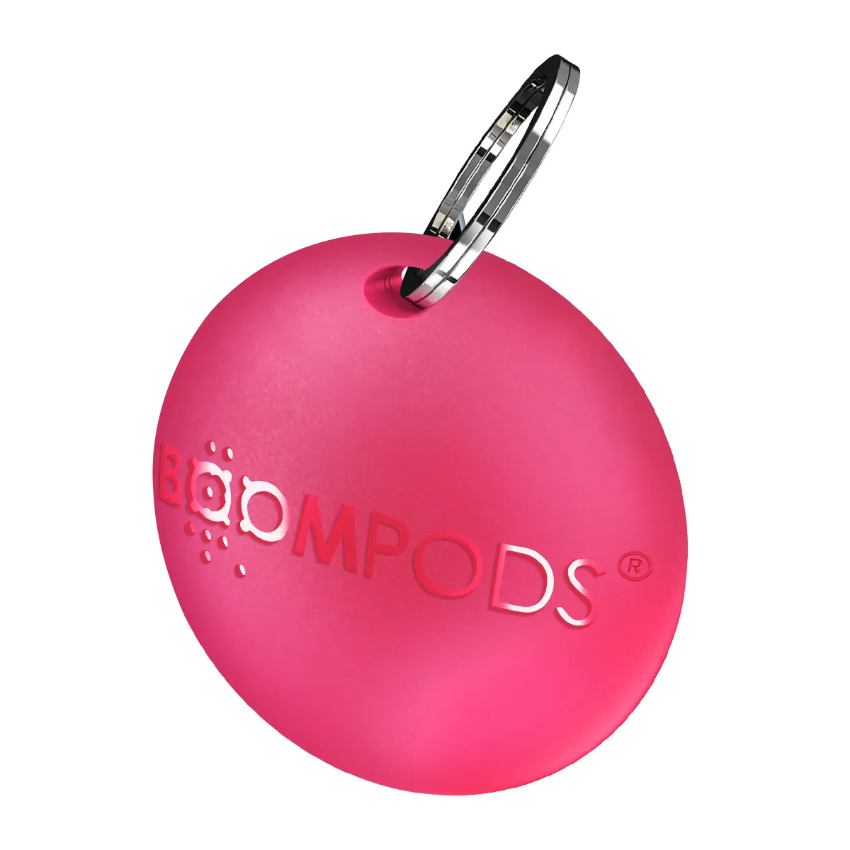 Różowy, owalny brelok BoomPods ze srebrnym zapięciem. Brelok ma biały tekst, a tło jest w jednolitym różowym kolorze.