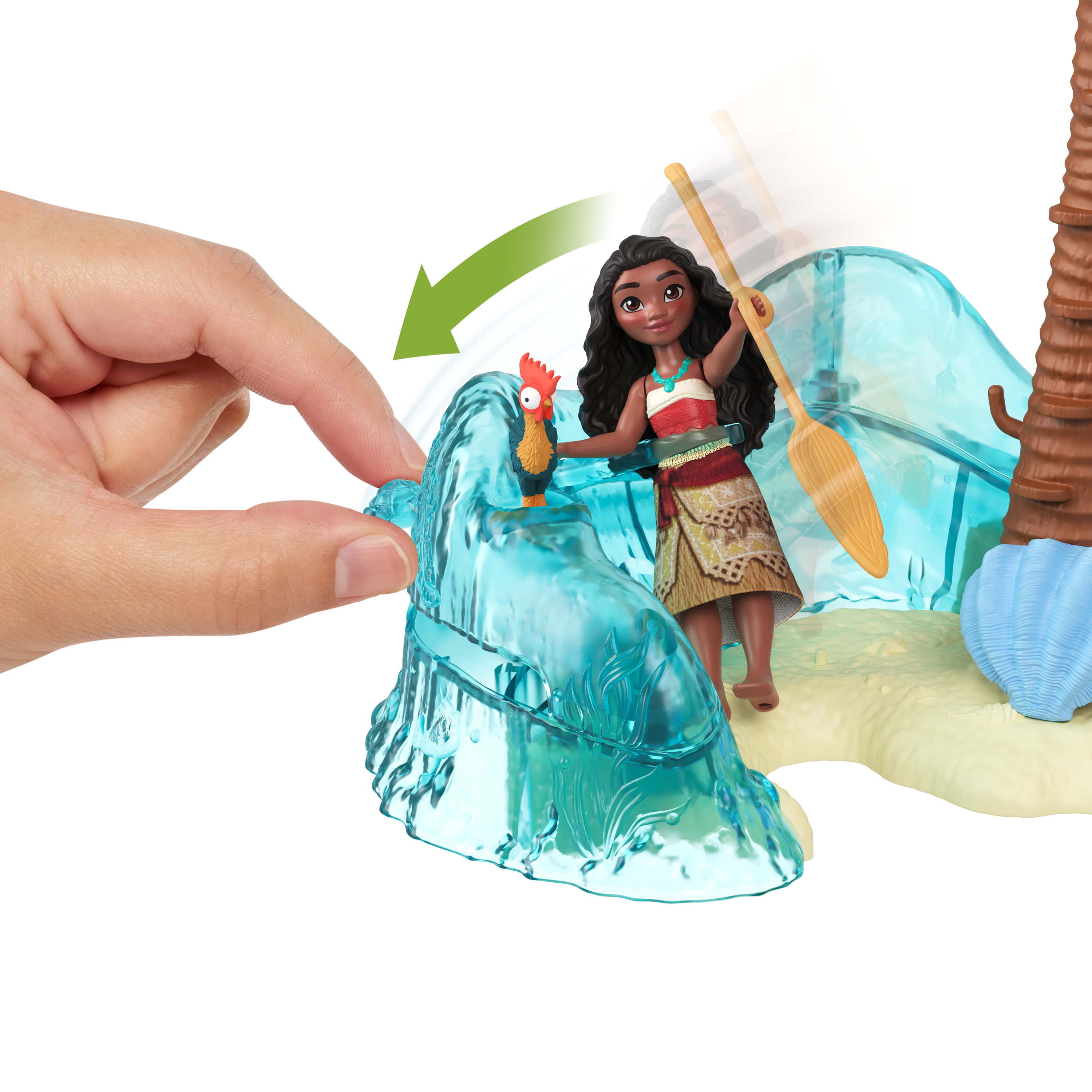 Ein Moana-Spielzeug, bei dem eine Hand einen Welleneffekt auslöst. Moana und ein Hahn stehen auf sandartigem Untergrund.