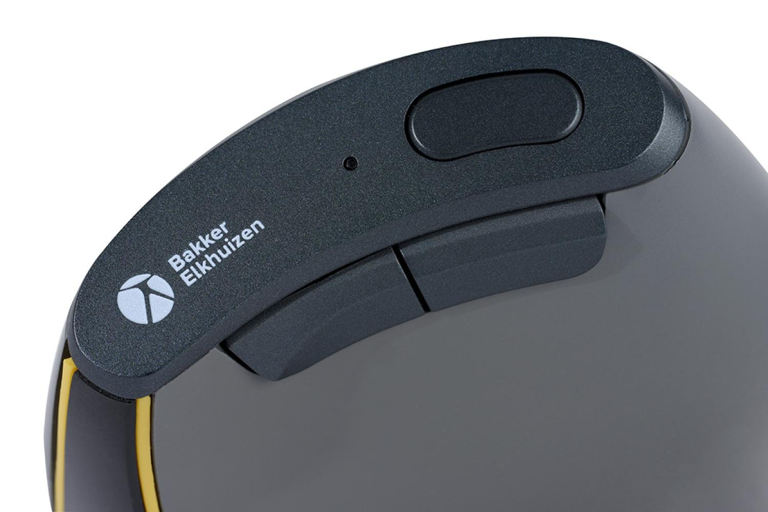 Primer plano de un ratón ergonómico gris. Lleva la marca 'Bakker Elkhuizen' impresa. La parte superior tiene un botón y un pequeño punto.