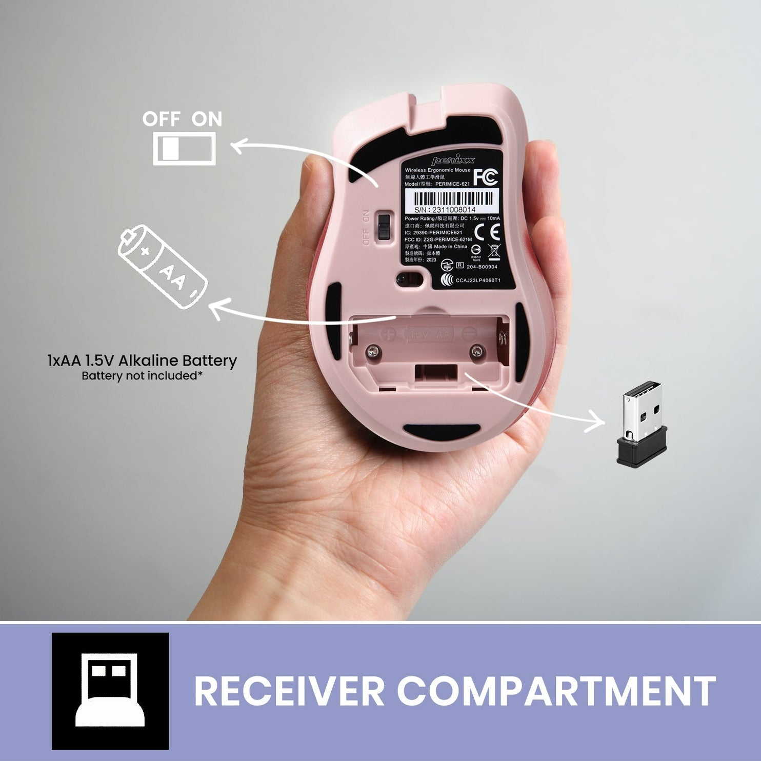 Różowa mysz bezprzewodowa trzymana w dłoni, pokazująca szczegóły dotyczące baterii i komory odbiornika.