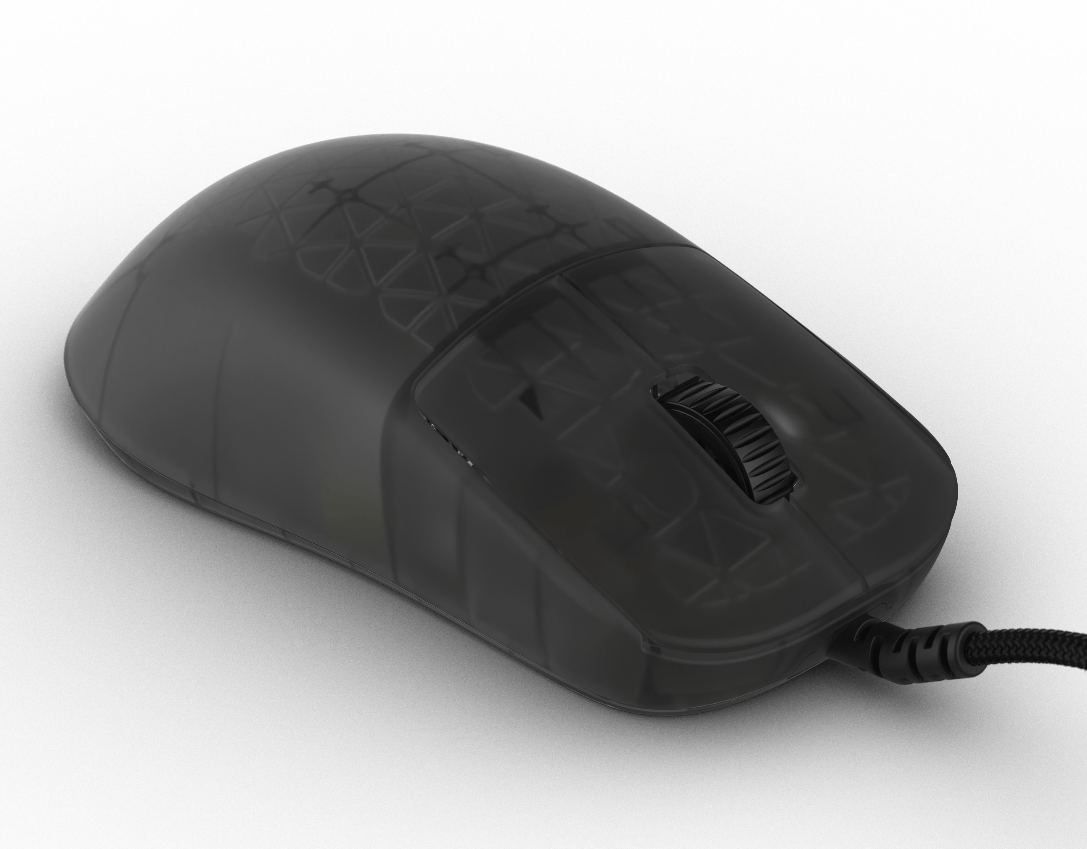 Een zwarte computermuis met een transparante bovenkant en een scrollwiel. Hij heeft een snoer en ligt op een wit oppervlak.