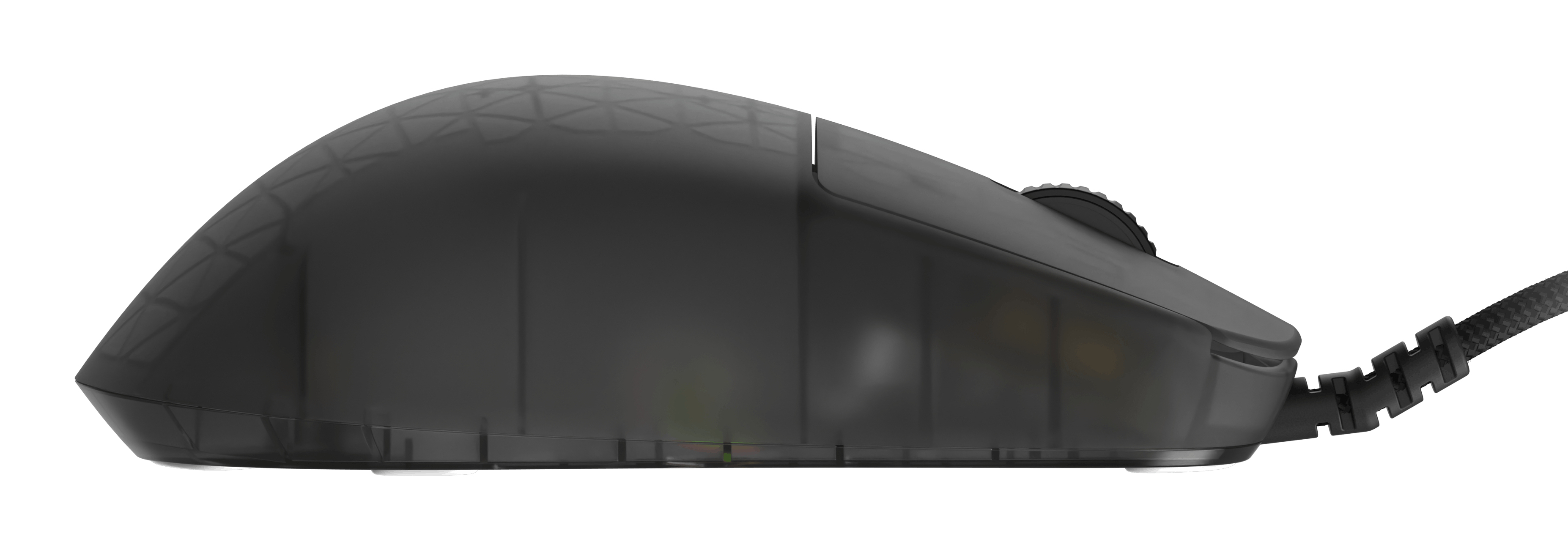 Zijaanzicht van een zwarte gamingmuis met een getextureerde bovenkant, scrollwiel en gevlochten kabel tegen een witte achtergrond.