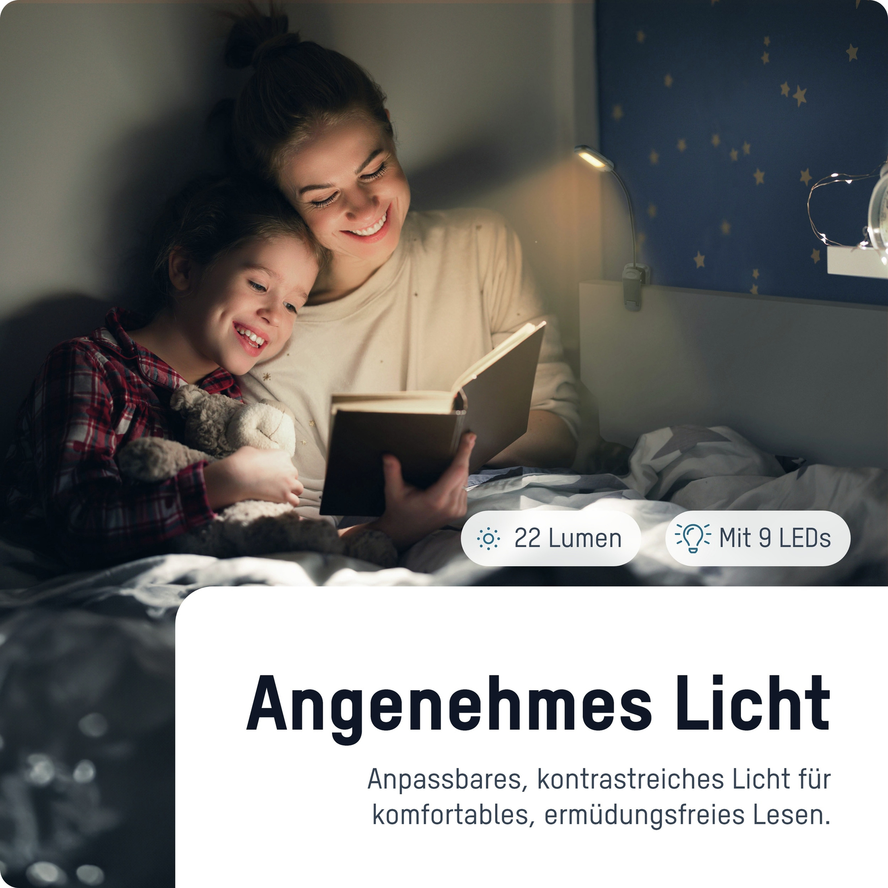 Een vrouw en een kind lezen in bed onder zacht licht, met een teddybeer en een boek. Een lamp is aan het hoofdbord bevestigd.