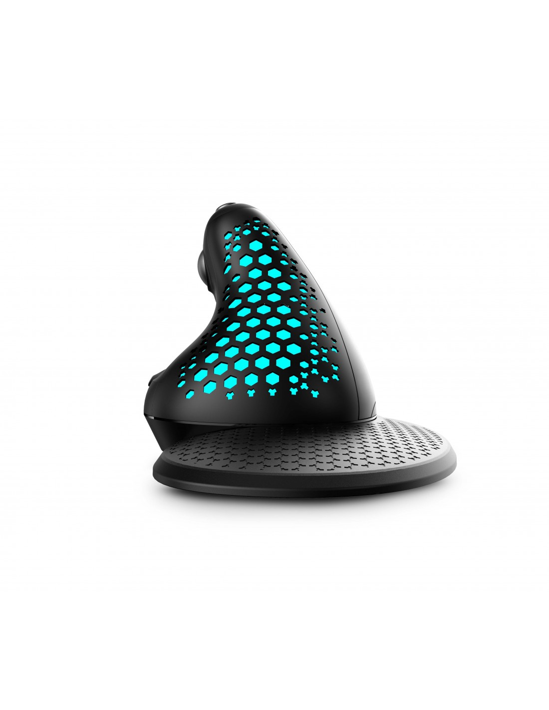 Schwarze ergonomische Maus mit blauer Wabenbeleuchtung. Sie steht auf einer runden Basis. Der Hintergrund ist weiß.