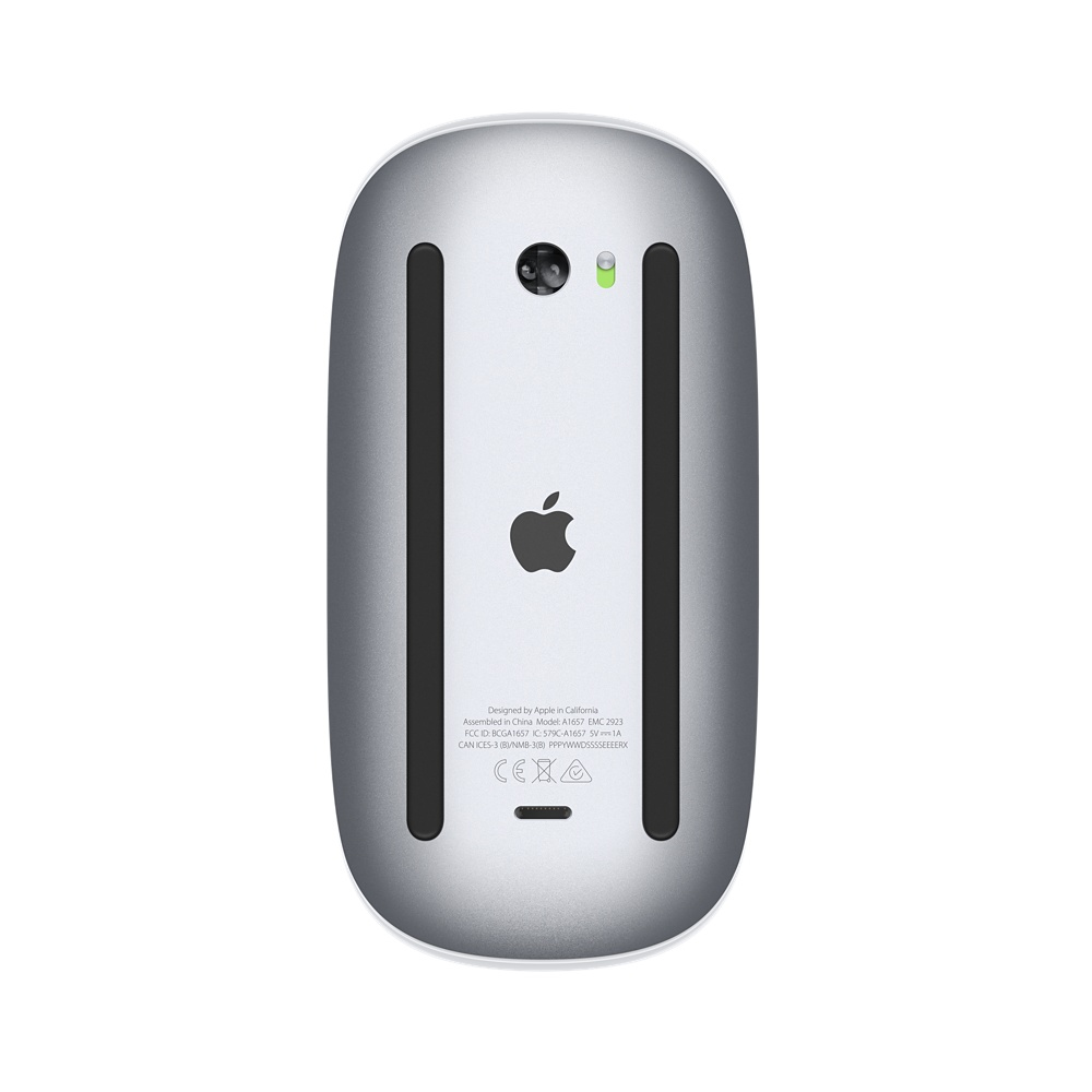 La parte inferiore di un Magic Mouse Apple argentato. Ha un logo Apple nero, due binari neri e una porta di ricarica. Poggia su una superficie bianca.