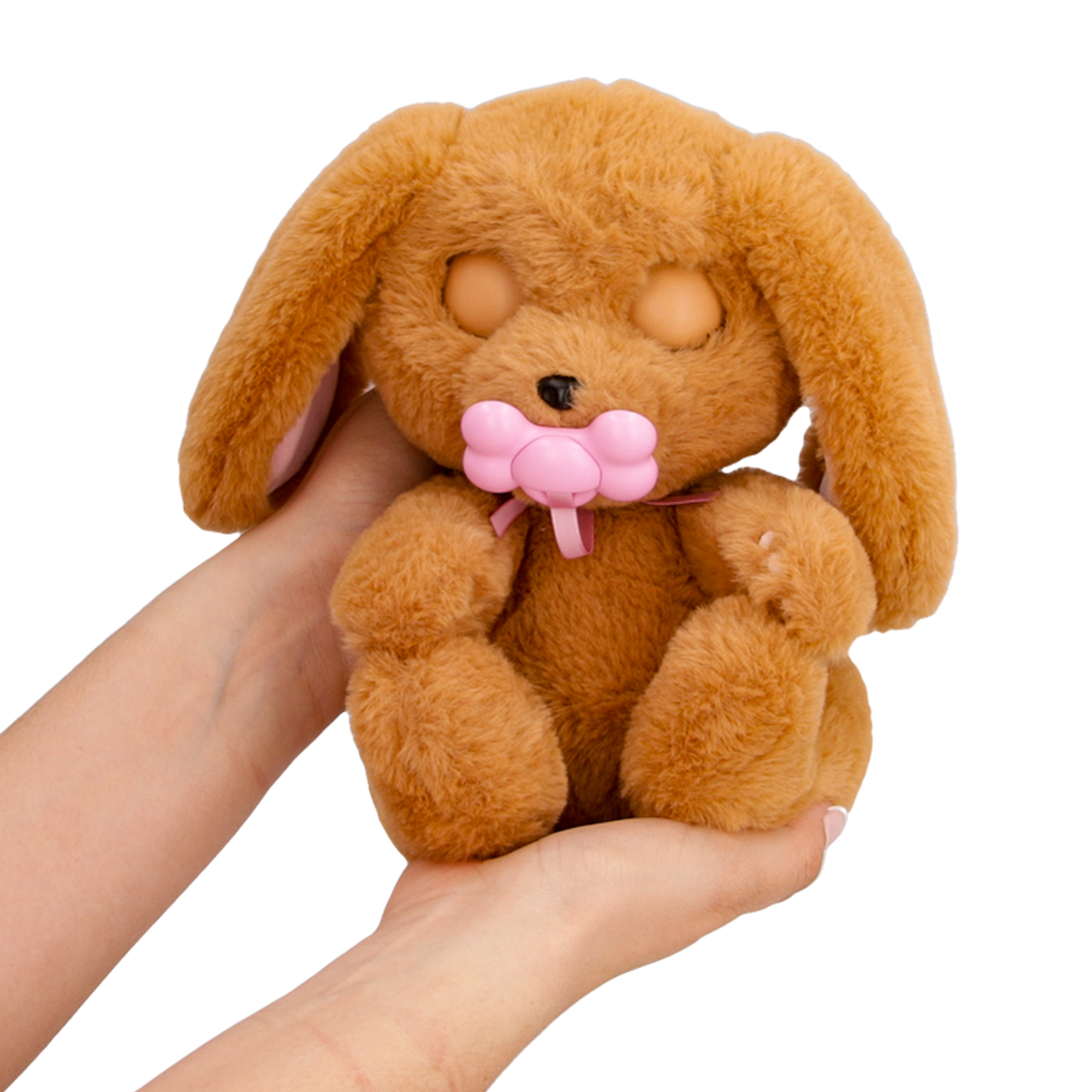 Un muñeco de peluche marrón con un chupete rosa se sostiene en dos manos sobre un fondo blanco.
