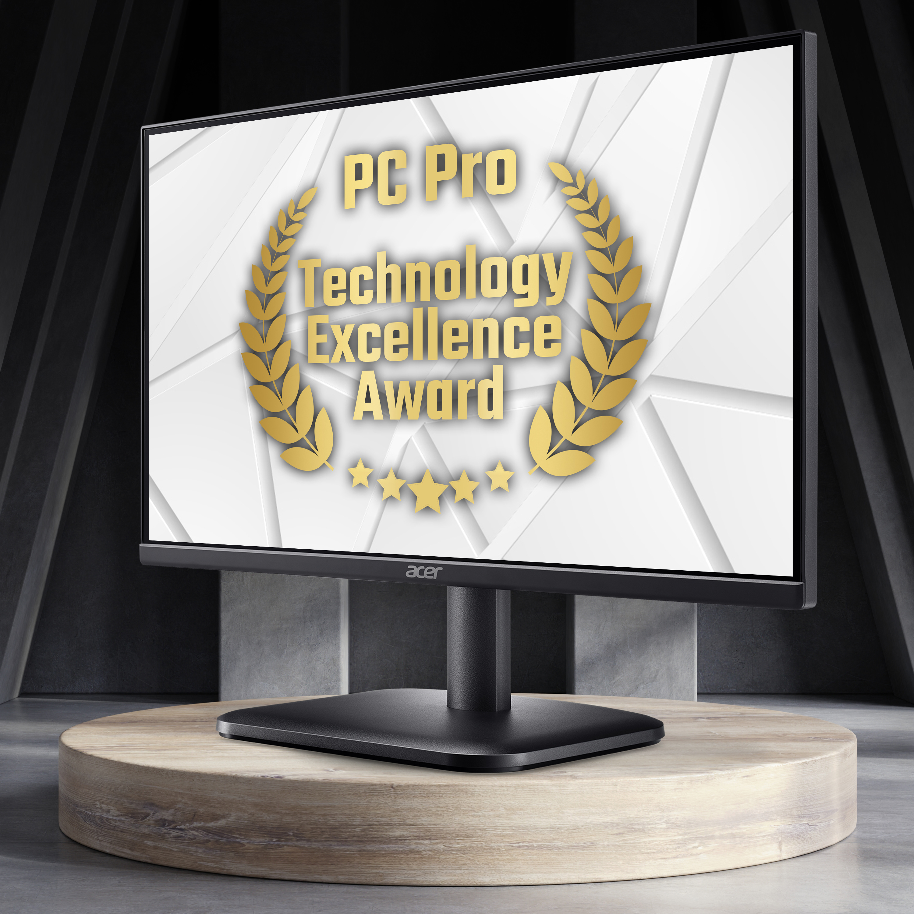 Un monitor di computer mostra il PC Pro Technology Excellence Award. Si trova su una piattaforma di legno. Lo sfondo è scuro.
