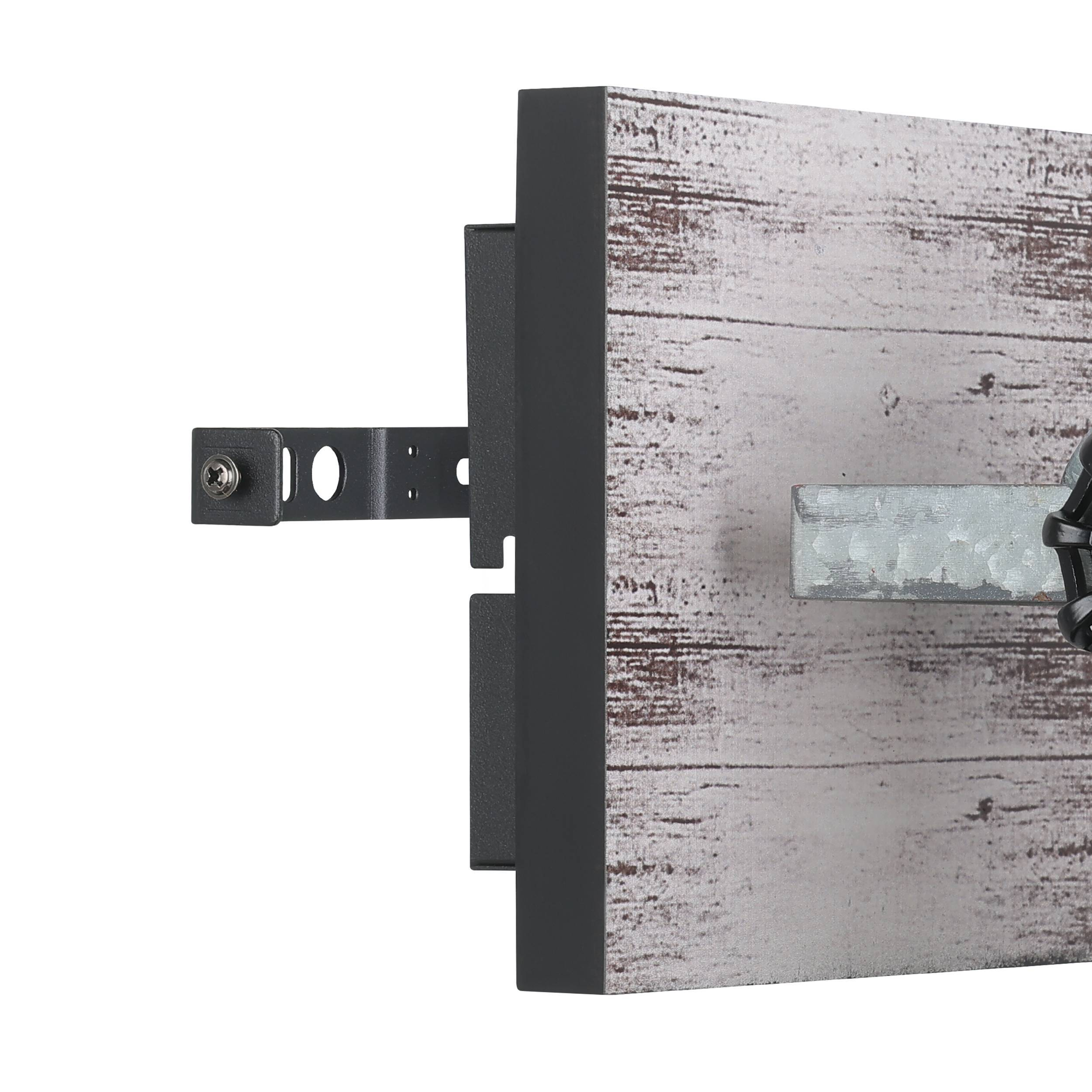 Eine Holzplatte mit Metallhalterung. Die Platte hat einen verwitterten Look mit Grau- und Brauntönen.