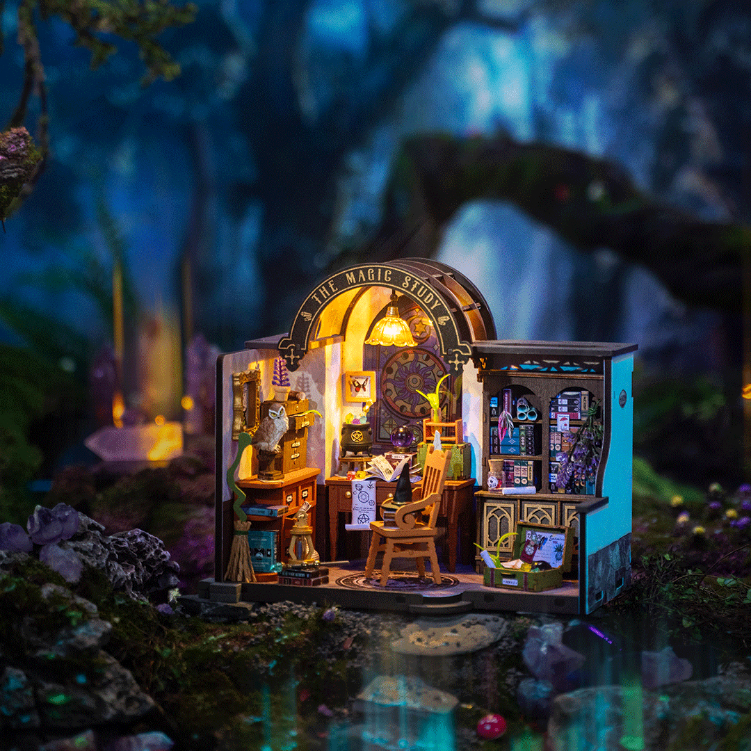 Miniaturowa scena 'Magic Study'. Posiada meble, książki, sowę i biurko w leśnej scenerii z miękkim oświetleniem.
