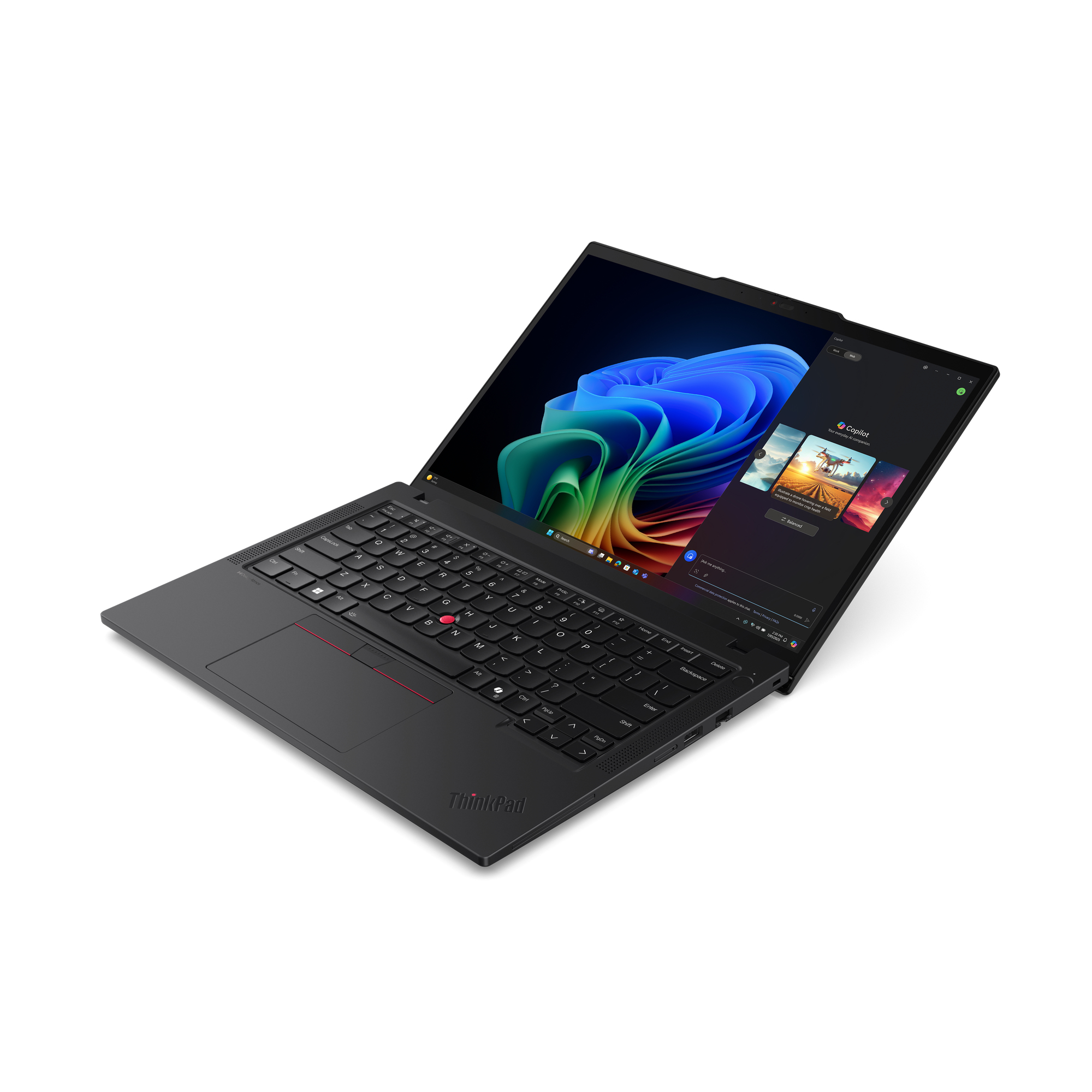 Czarny laptop ThinkPad otwarty, pokazujący klawiaturę i ekrany. Jeden ekran wyświetla kolorową sztukę abstrakcyjną, drugi Copilot AI.