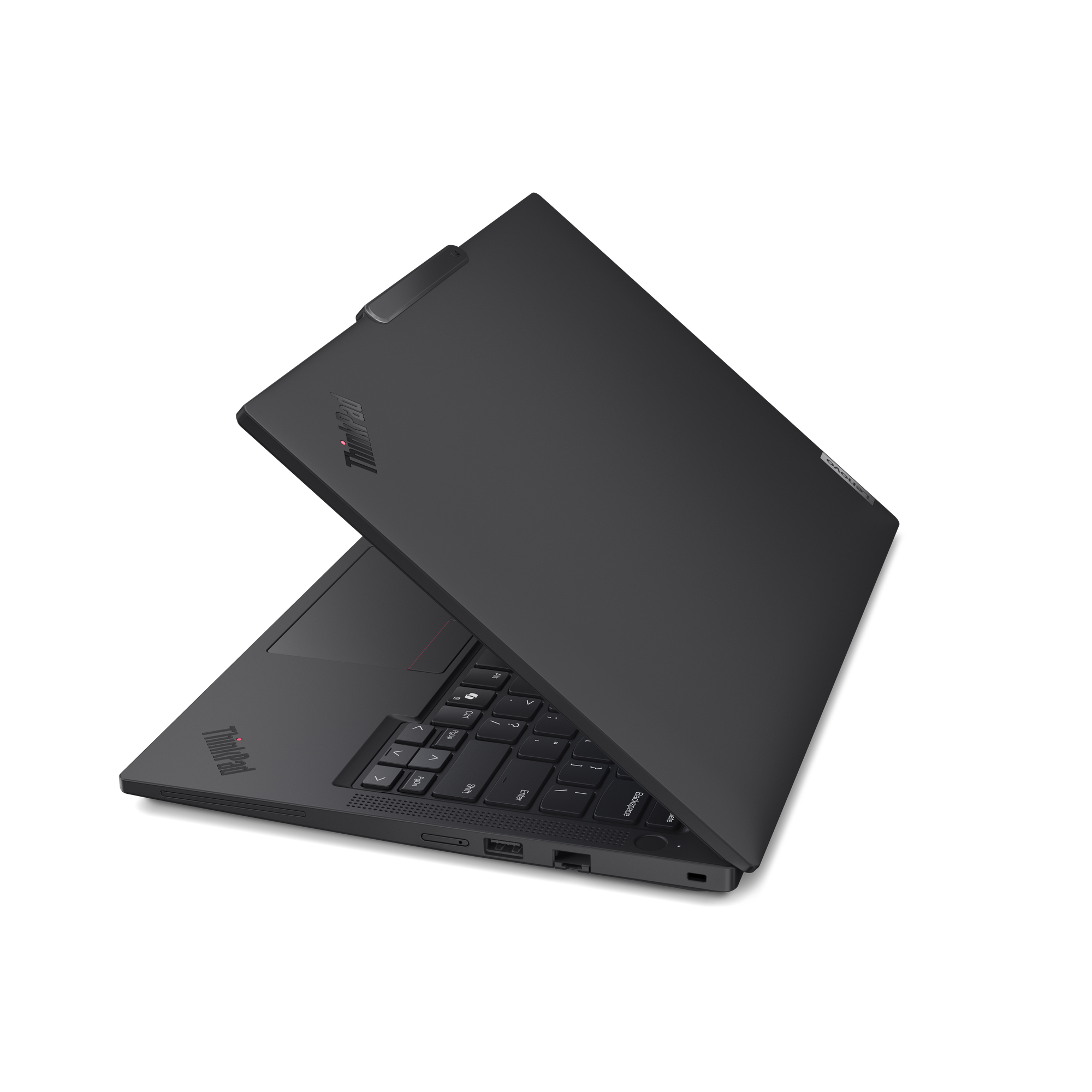 Czarny laptop Lenovo ThinkPad jest otwarty na białej powierzchni. Ekran jest uchylony, odsłaniając klawiaturę.