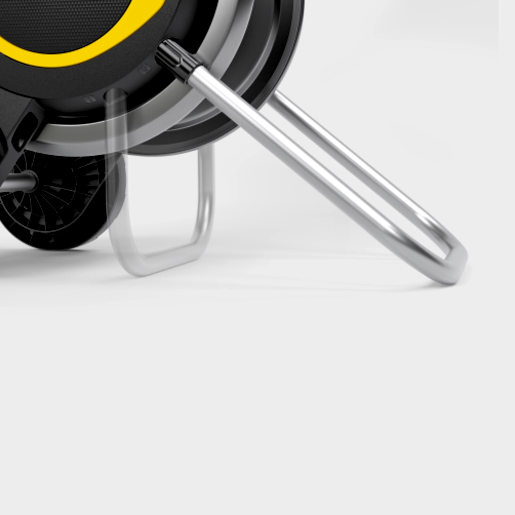 Zbliżenie bębna na wąż. Czarno-żółty bęben ze srebrnym uchwytem na białym tle.