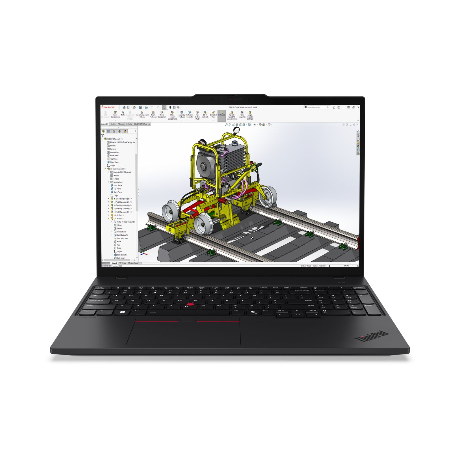 Ein schwarzes ThinkPad-Laptop zeigt ein 3D-Modell einer gelb-roten Eisenbahnmaschine auf Schienen.