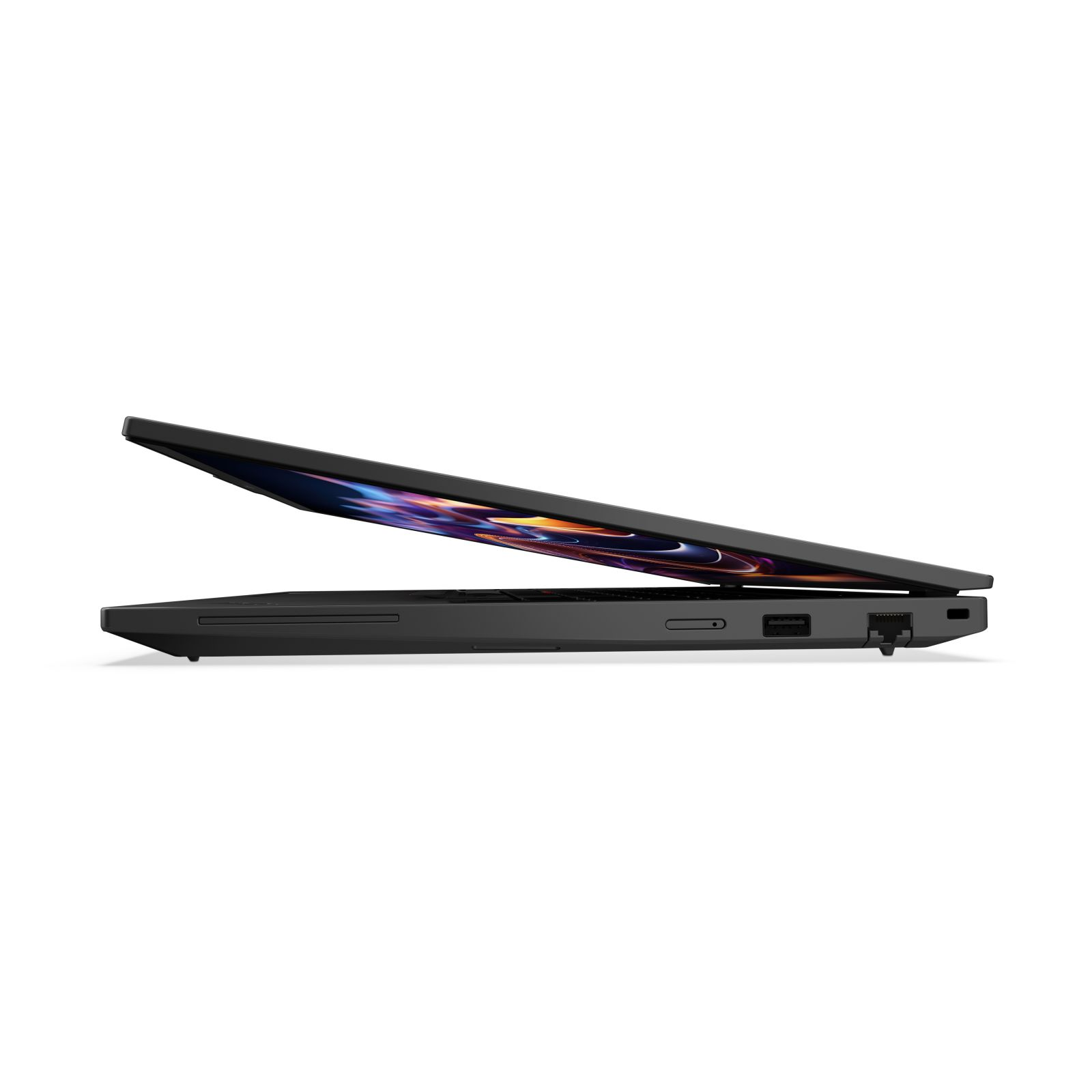 Schwarzer Laptop, teilweise geöffnet. Bildschirm zeigt bunte abstrakte Kunst. Anschlüsse an der Seite, vor weißem Hintergrund.