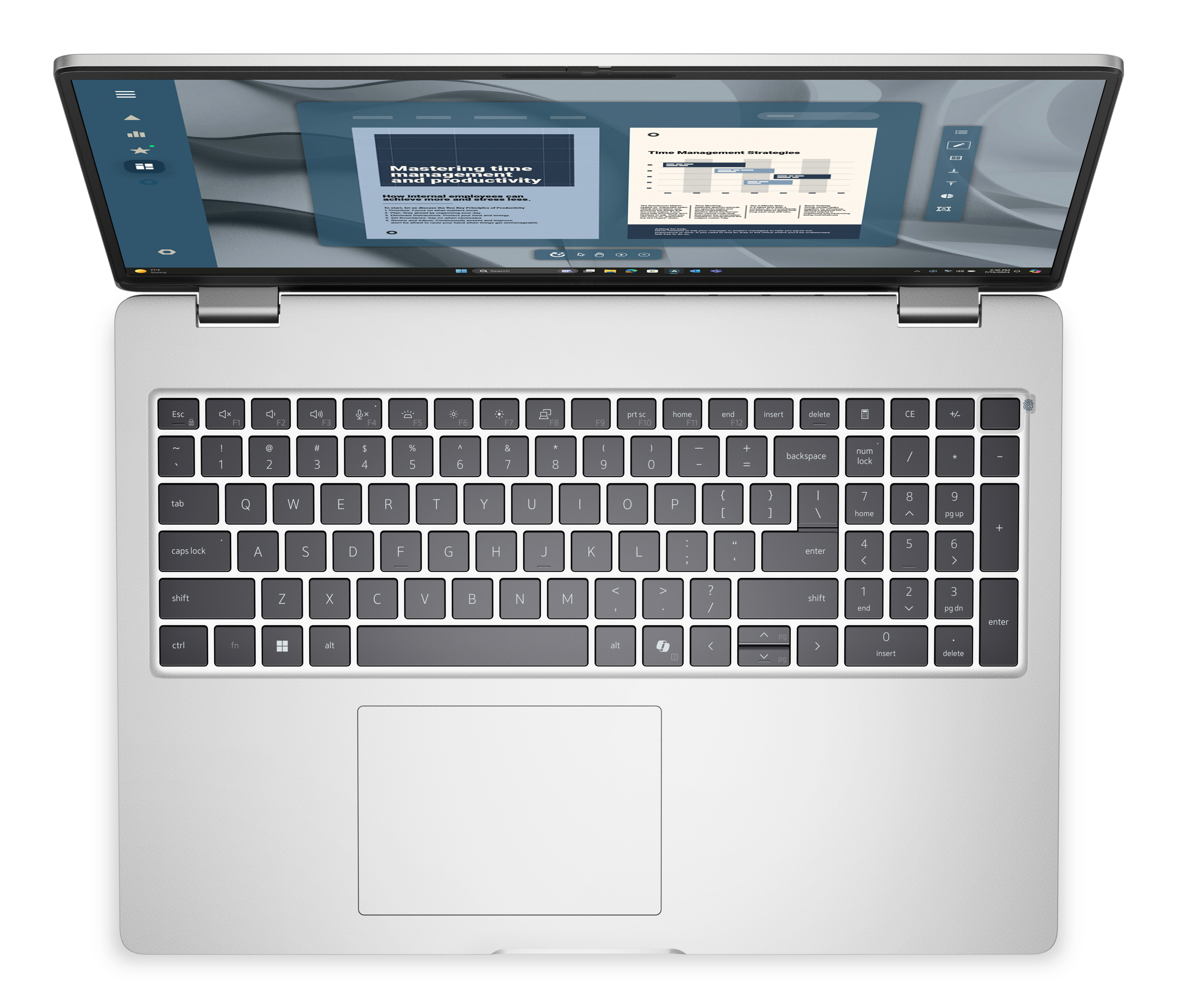 Otwarty laptop z prezentacjami na ekranie, widoczna klawiatura. Srebrny kolor. Białe tło.