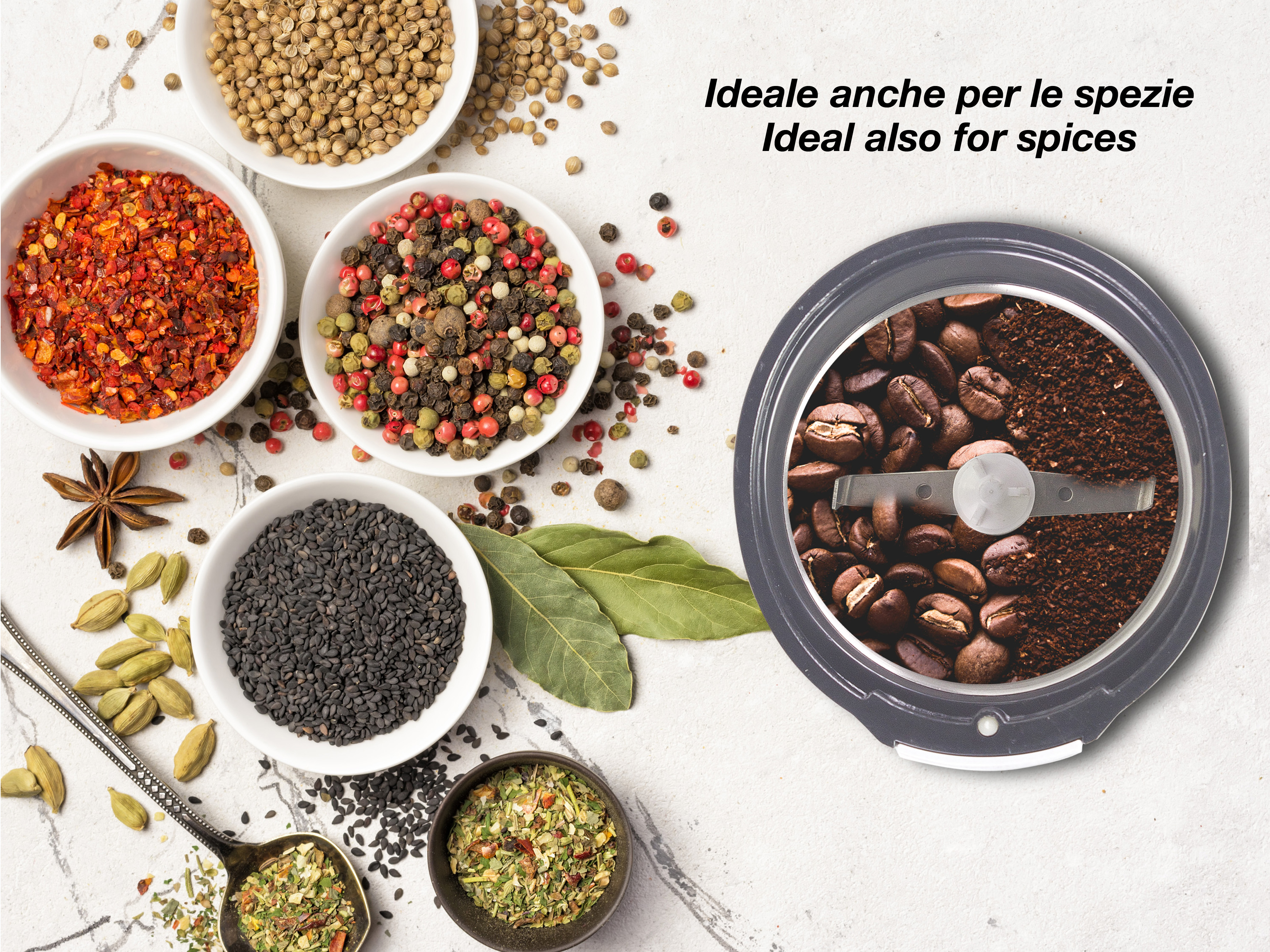 Różne przyprawy w miskach, ziarna kawy, kawa mielona i młynek do kawy na białej powierzchni.