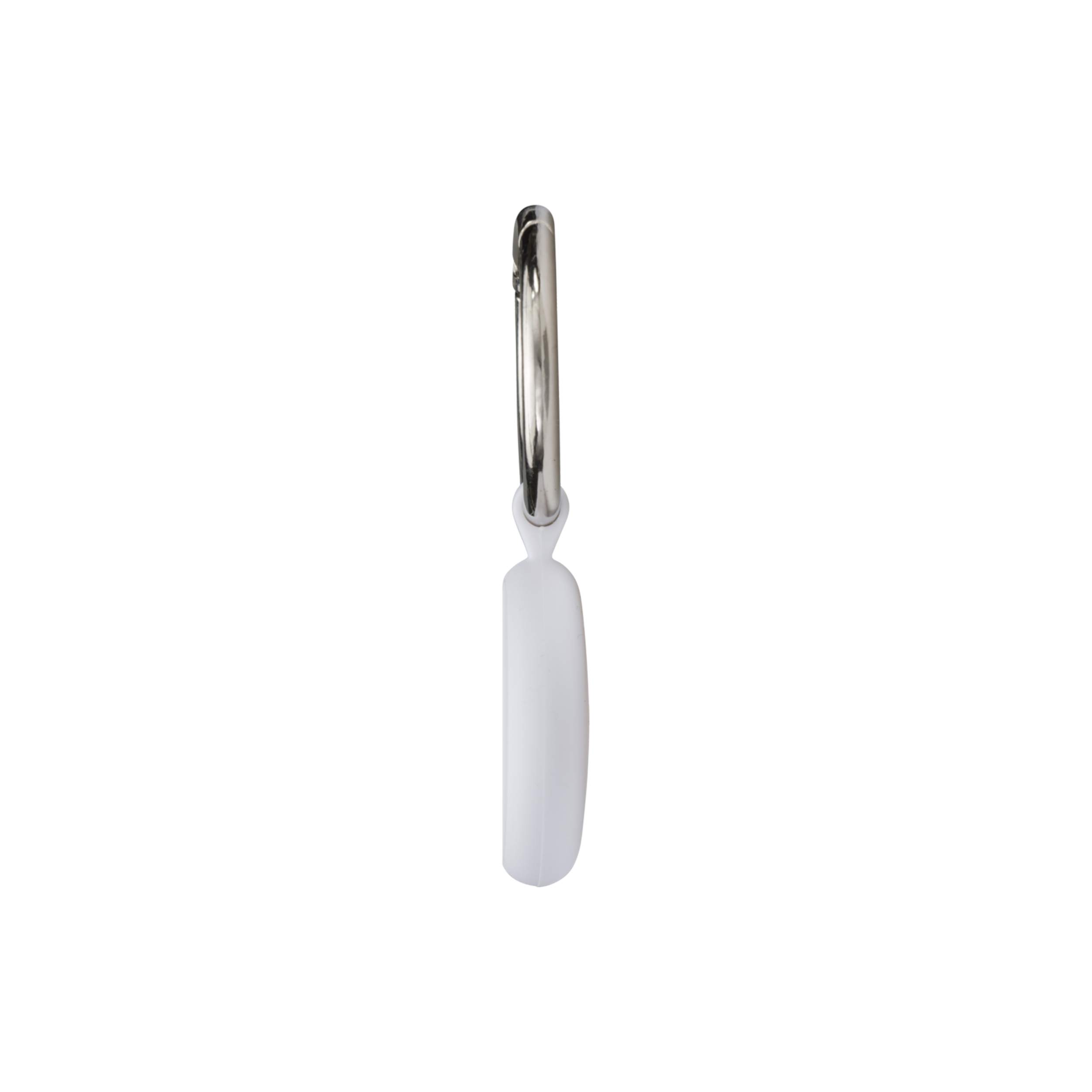 Un'etichetta bianca di forma ovale è appesa a un anello di metallo argentato, su sfondo bianco.
