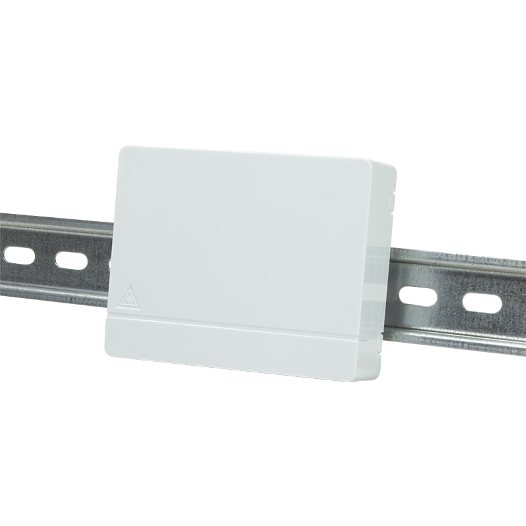 Biały element elektryczny jest zamontowany na metalowej szynie. Komponent jest prostokątny i ma symbol zagrożenia.