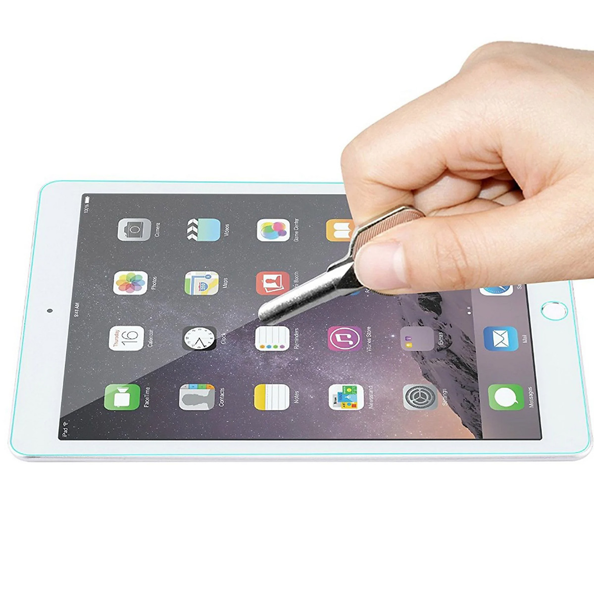 Una mano tiene una chiave sopra un tablet. La chiave è puntata verso lo schermo. Il tablet è bianco con un bordo azzurro.