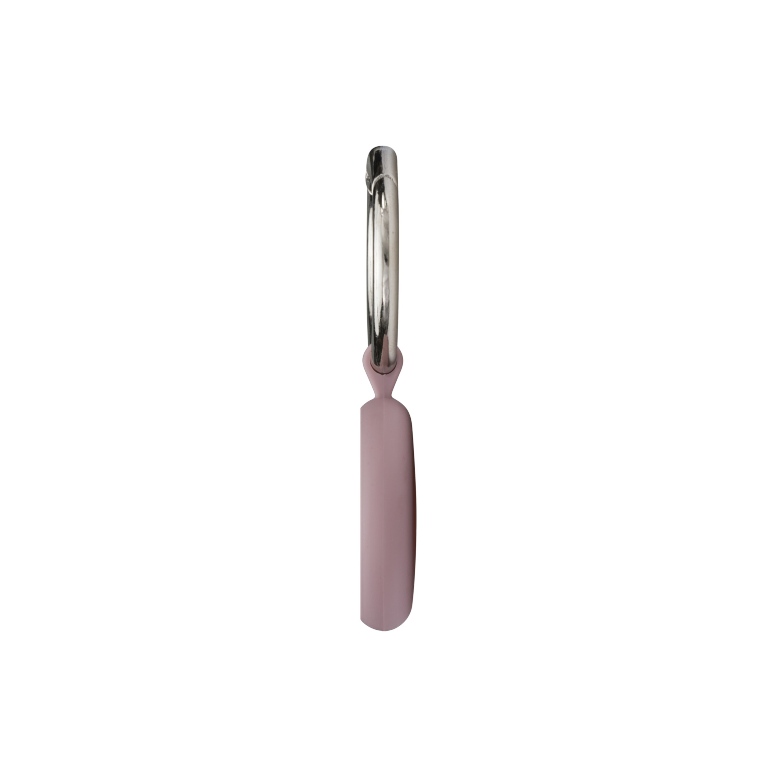 Un orecchino d'argento con un ciondolo oblungo rosa pende su sfondo bianco.
