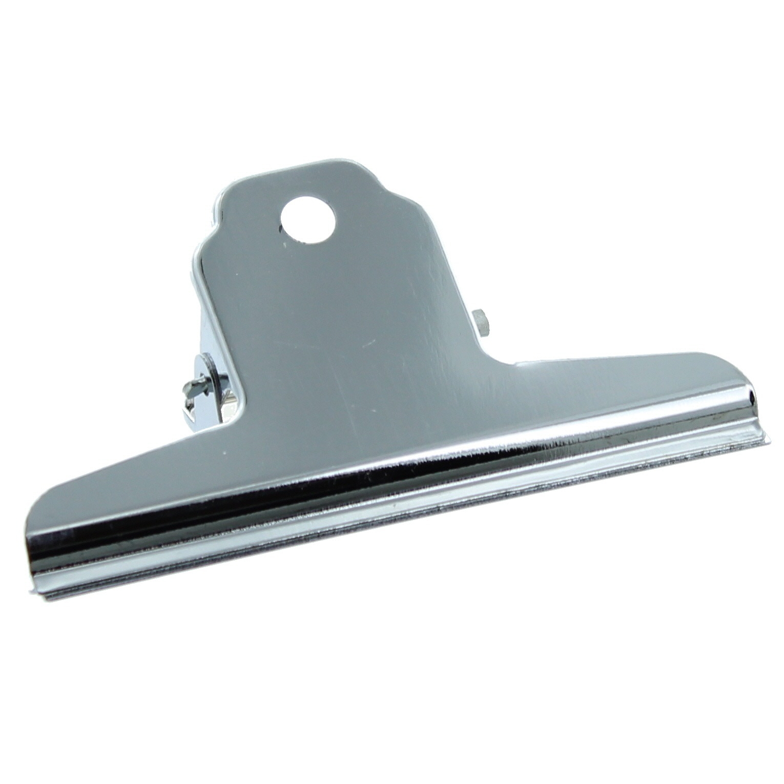 Błyszczący, metalowy spinacz do papieru pokazany na białym tle. Ma otwór u góry i jest lekko pochylony.