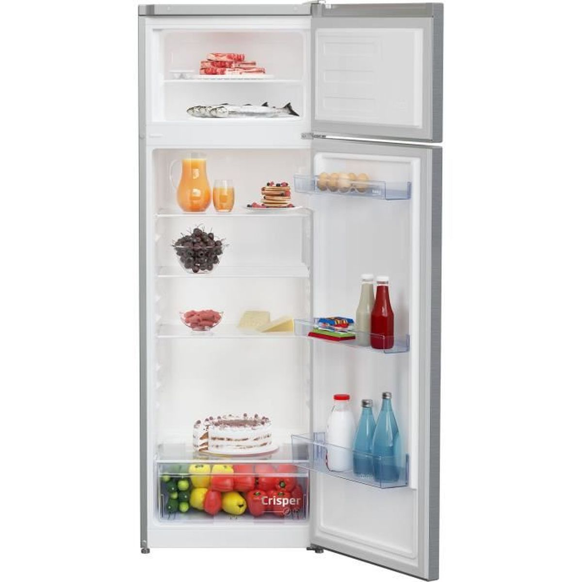 Ein offener Kühlschrank zeigt Lebensmittel: Fleisch, Fisch, Saft, Trauben, Beeren, Käse, Kuchen, Gemüse, Flaschen und Eier.
