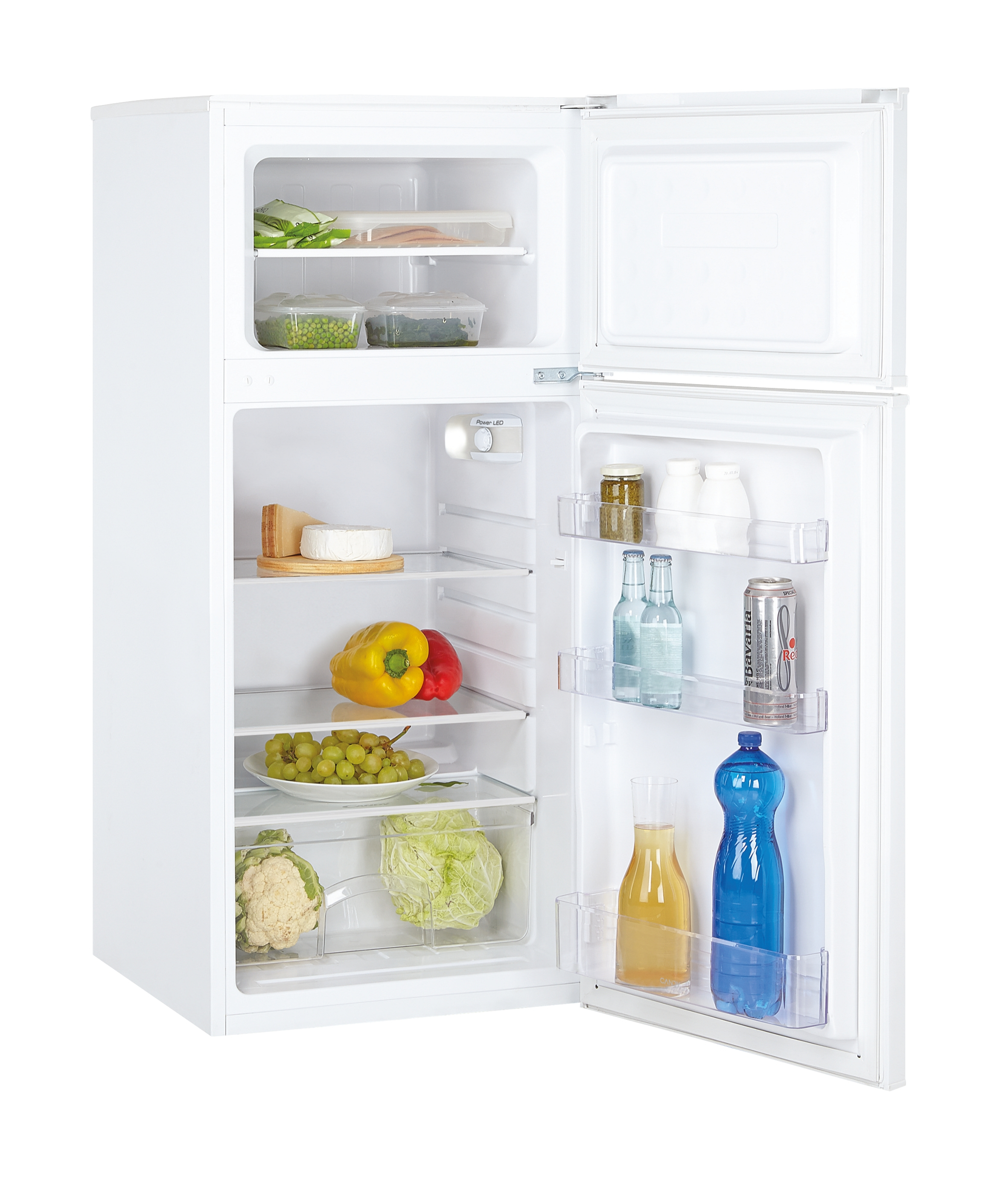 Un refrigerador blanco con las puertas abiertas, mostrando alimentos: queso, verduras, bebidas y una lata de cerveza.