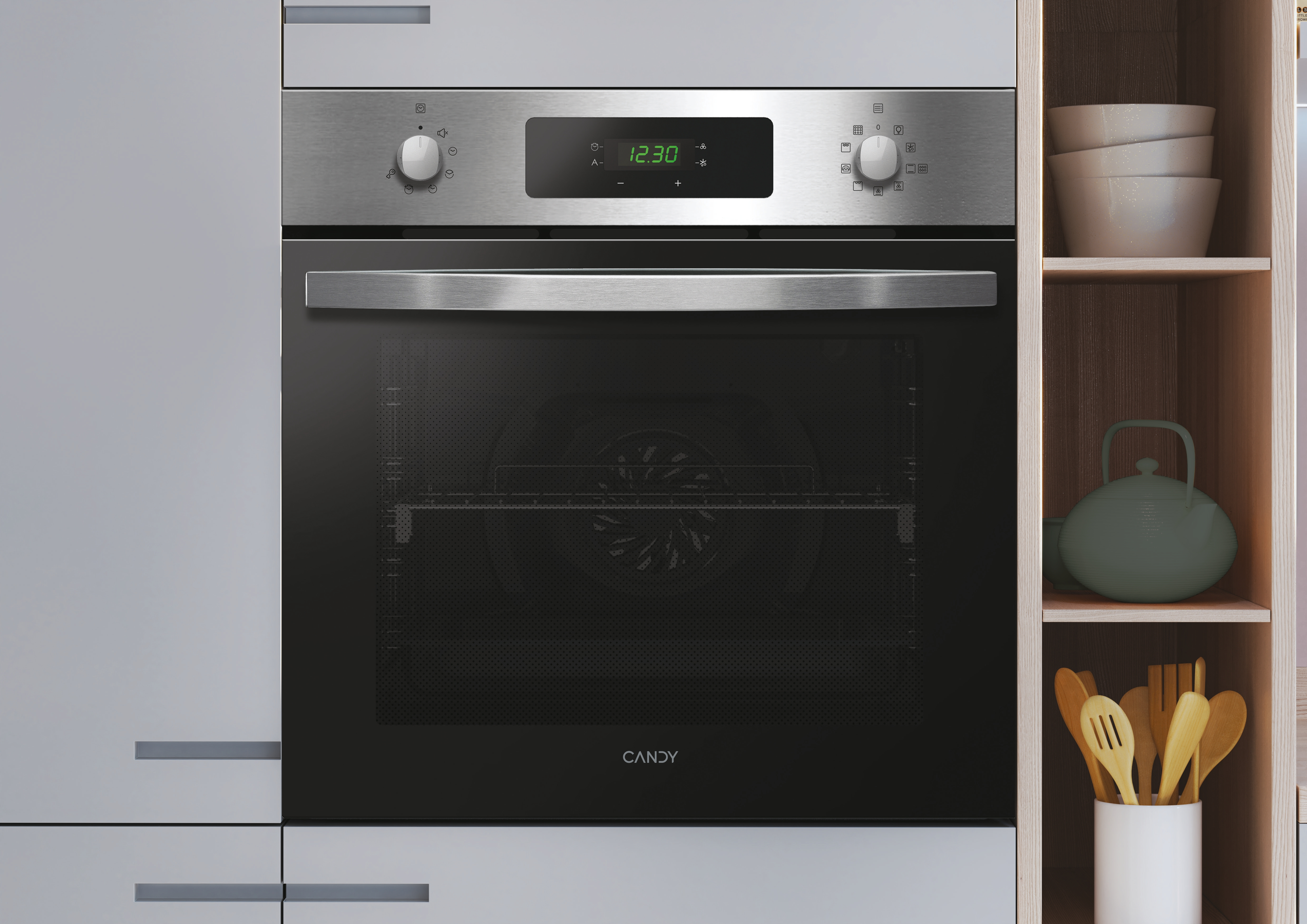 Un horno con pantalla digital que muestra las 12:30. Armario de madera con cuencos y utensilios a la derecha.
