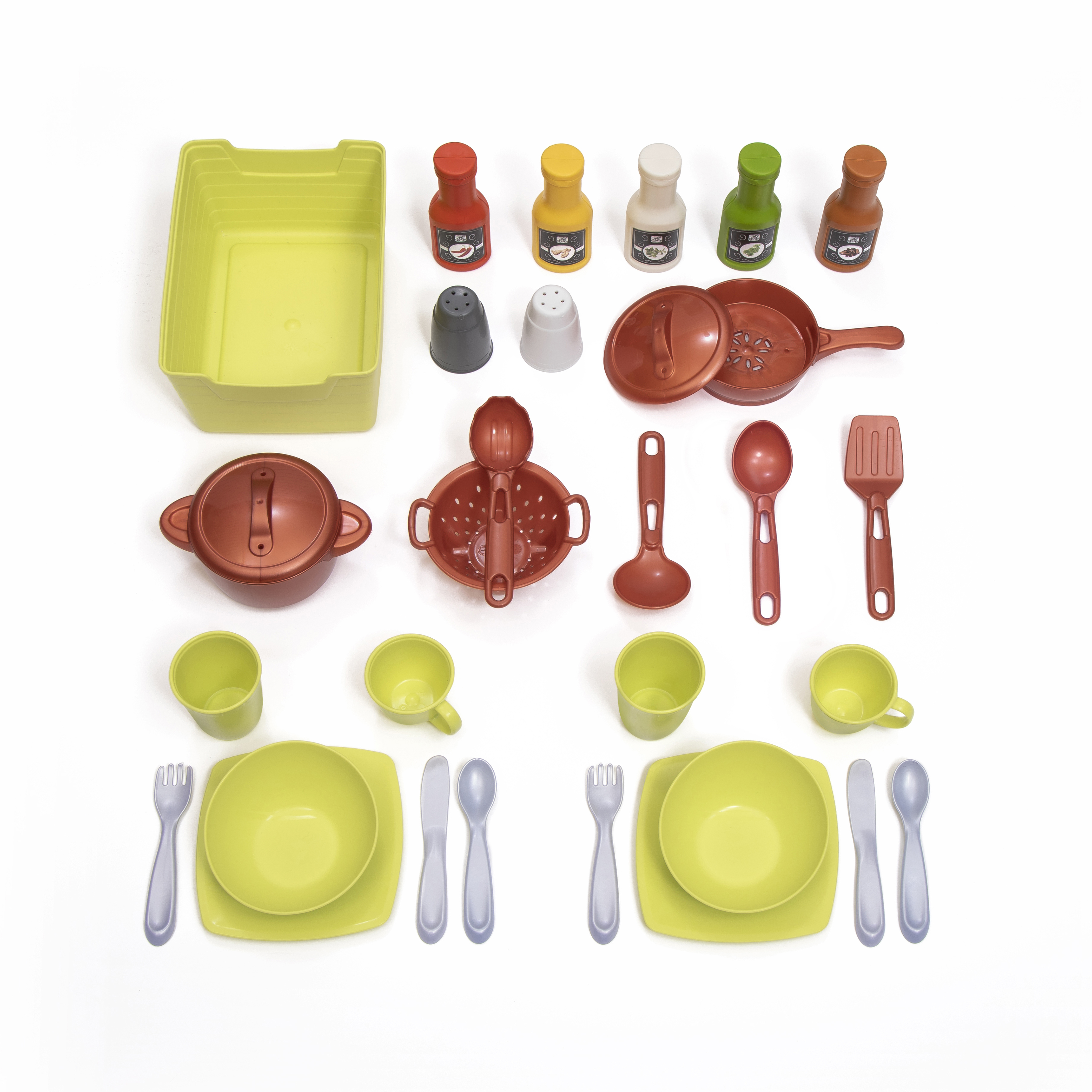 Ein Set mit Spielzeugküchenartikeln, darunter Töpfe, Pfannen, Utensilien, Geschirr, Tassen und Gewürze, auf einer weißen Oberfläche angeordnet.