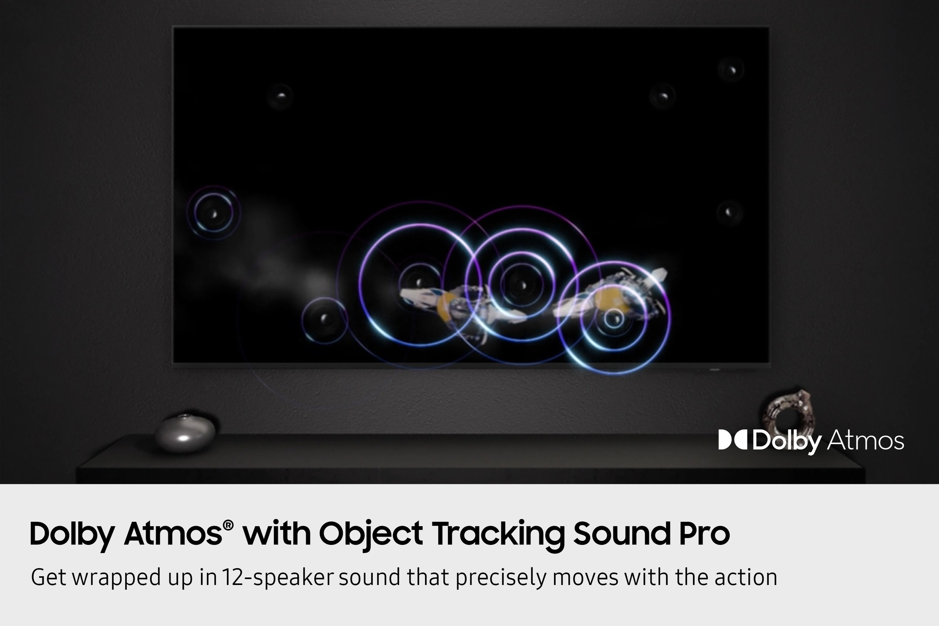 Un televisor muestra ondas de sonido y objetos. Abajo, dice 'Dolby Atmos with Object Tracking Sound Pro'.