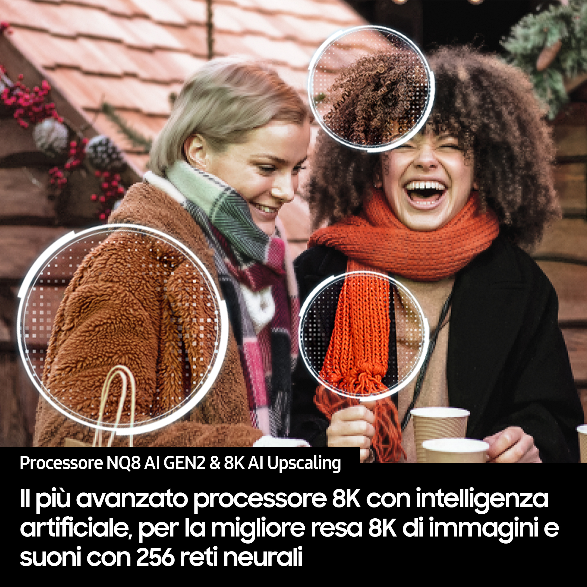 Dos mujeres sonriendo, una con pelo rizado y una bufanda naranja. Están al aire libre, posiblemente en un mercado.