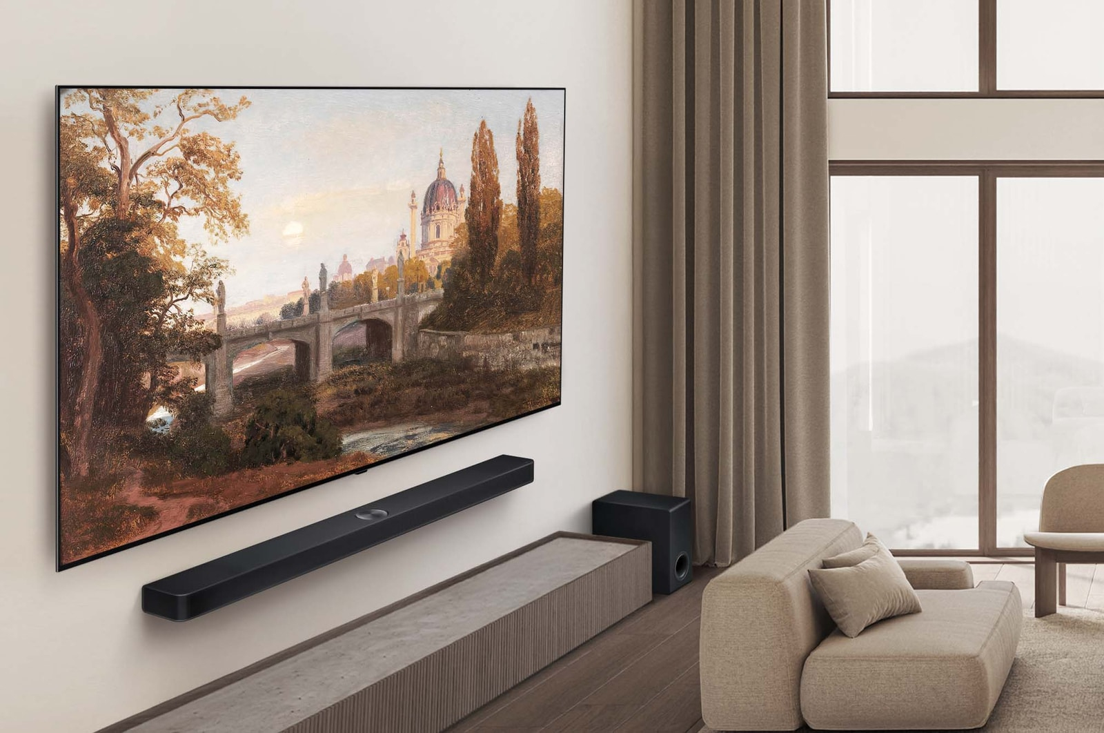 Resim sergileyen büyük bir TV bulunan oturma odası. Bir soundbar, kanepe ve pencere de görülebilir.