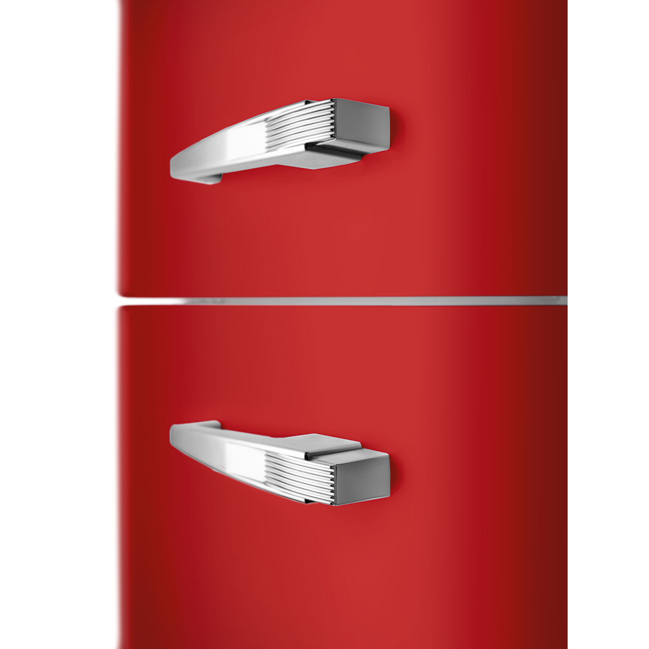 Un refrigerador rojo con manijas plateadas. El refrigerador está dividido en dos secciones, cada una con una manija.