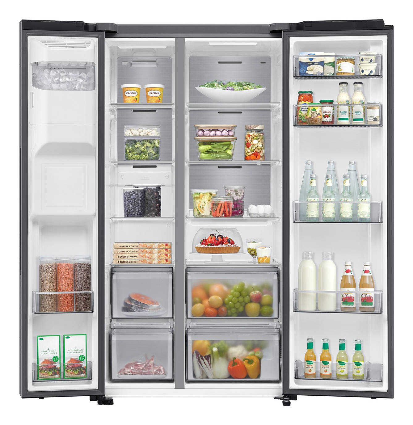 Offener Kühlschrank voller Lebensmittel: Eis, Gemüse, Obst, Eier, Milch, Saft und Tiefkühlprodukte. Zwei Türen offen.