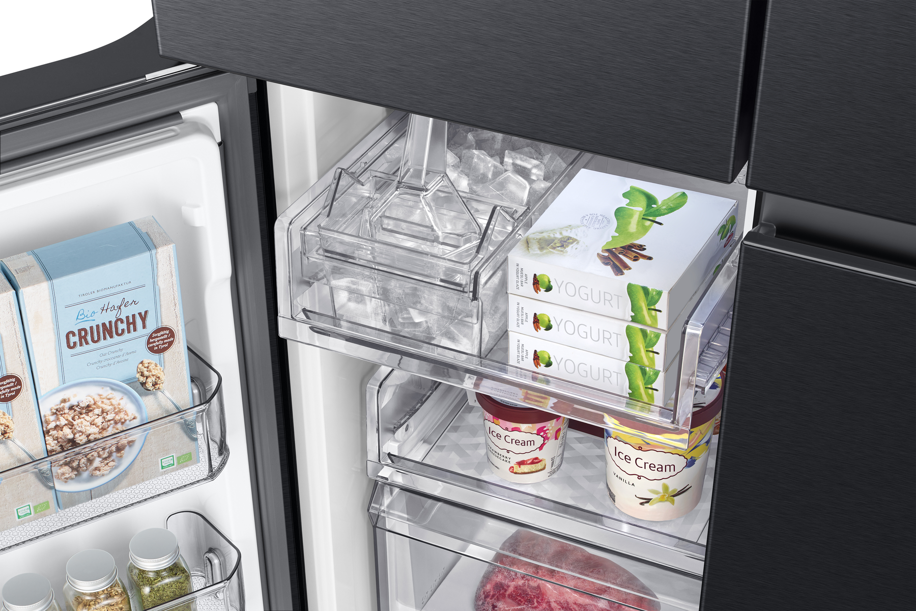Interior del refrigerador con yogur, helado y cajas de cereales. Contenedores de plástico transparente contienen hielo. Algunos alimentos son visibles.