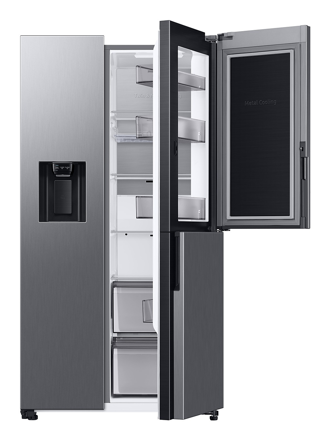 Un refrigerador de acero inoxidable con la puerta abierta, mostrando estantes y cajones. La puerta derecha está abierta, revelando un interior oscuro.