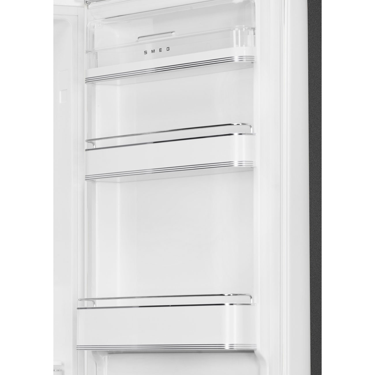 Vista interior de un refrigerador blanco con estantes. La marca SMEG es visible. El interior está vacío y limpio.