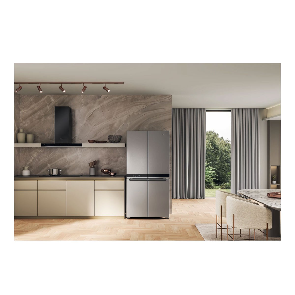Moderne Küche mit Edelstahlkühlschrank, Holzboden, beigen Schränken und großem Fenster mit grauen Vorhängen.