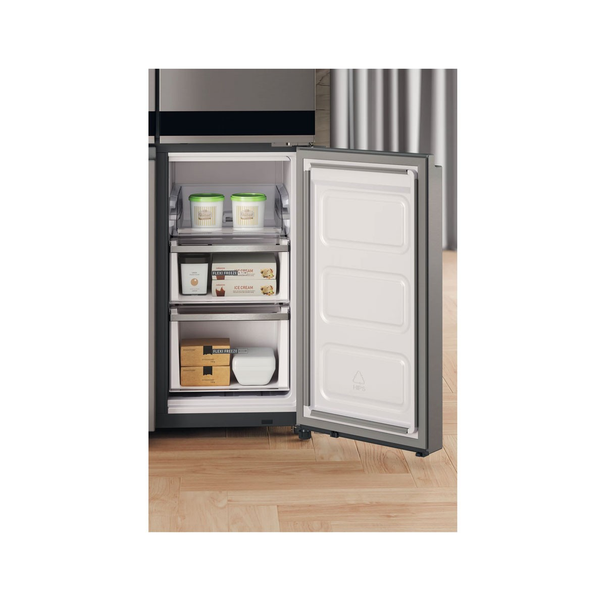 Ein offener Kühlschrank zeigt Eiscreme und Tiefkühlkost. Die Gefriertür ist geöffnet. Holzfußboden davor.