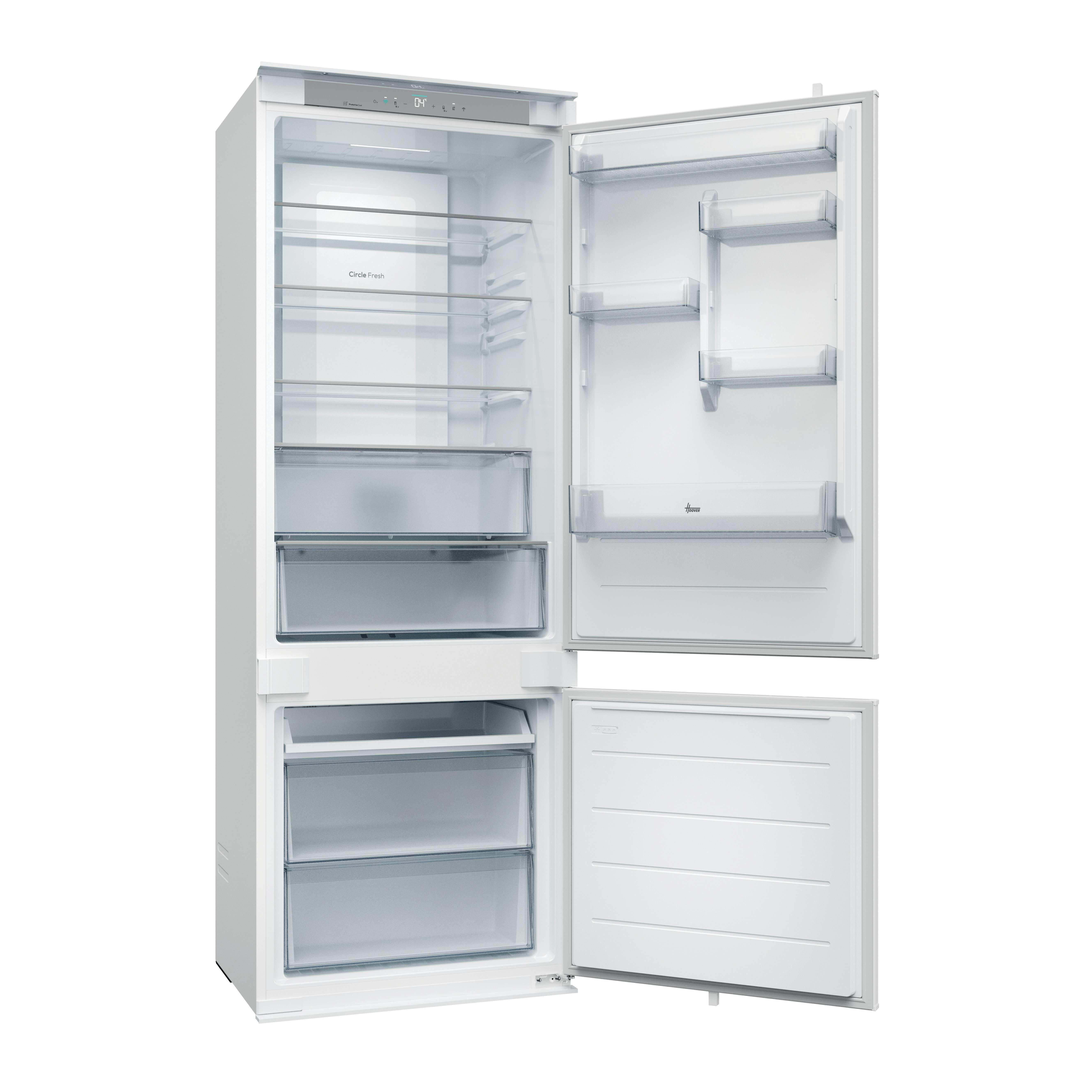 Un refrigerador blanco con la puerta abierta. En el interior, se ven estantes y cajones. La puerta del congelador también está abierta.