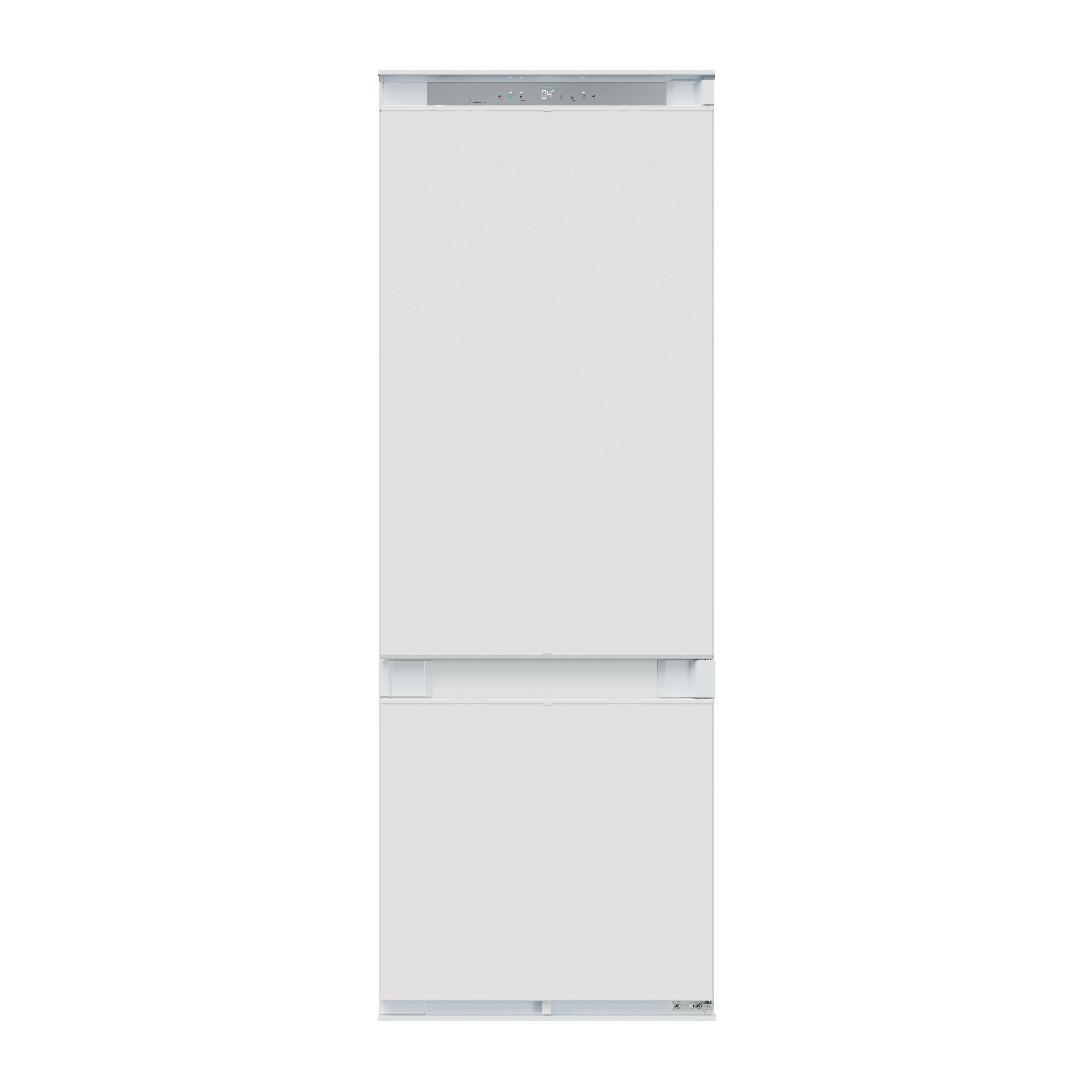 Refrigerador blanco con dos puertas. Tiene una pantalla digital en la parte superior. Aislado sobre fondo blanco.