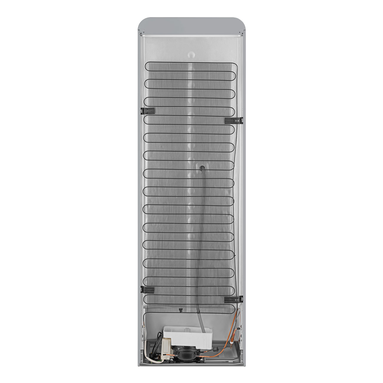 Parte trasera de un refrigerador. Presenta una parte trasera metálica con una rejilla negra de tuberías. Sección inferior con componentes mecánicos y cableado.