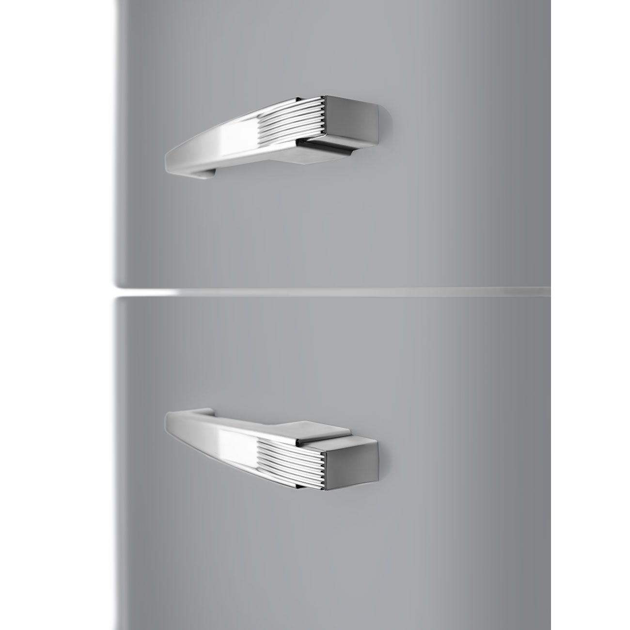 Primer plano de un refrigerador gris con dos manijas plateadas. Las manijas son horizontales y tienen un diseño moderno.