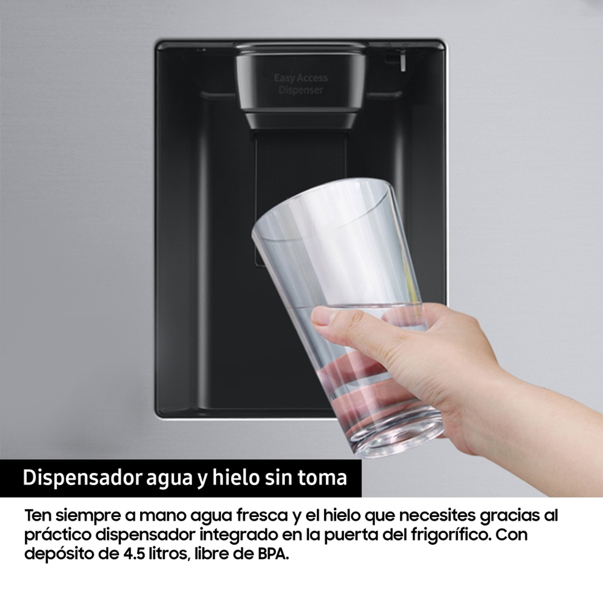 Una mano tiene un bicchiere d'acqua davanti all'erogatore dell'acqua di un frigorifero. L'erogatore ha l'etichetta 'Easy Access'.