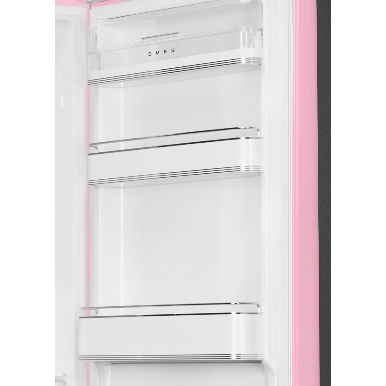 Interior de un refrigerador rosa abierto, con estantes blancos y el logo 'SMEG'. El marco de la puerta es blanco.