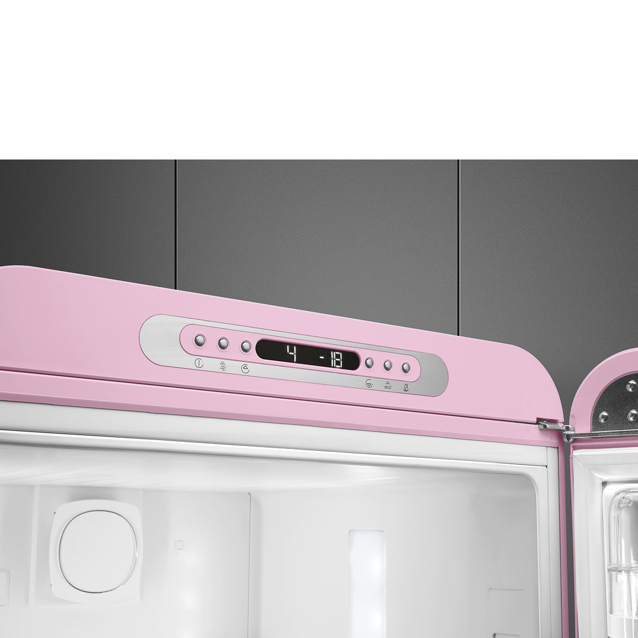 Un refrigerador rosa con la puerta abierta. La pantalla muestra temperaturas. El refrigerador tiene un diseño retro. Interior blanco y panel de control.