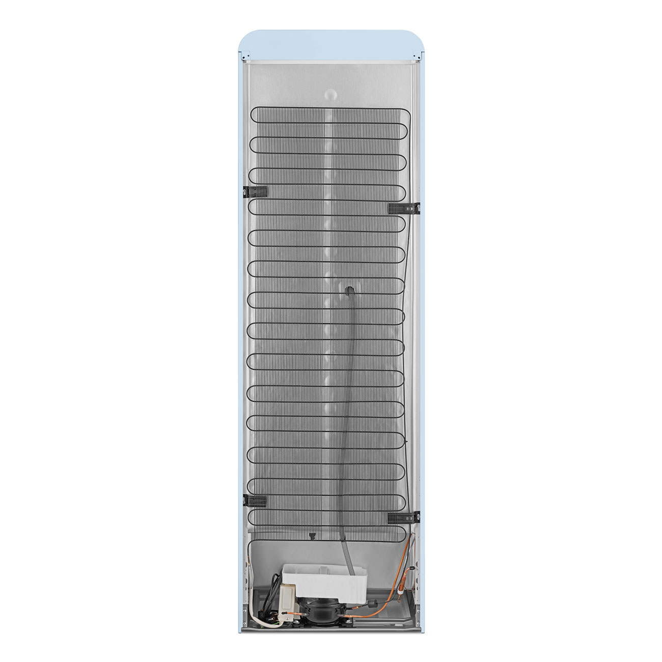 Parte trasera de un refrigerador azul claro. Se ven bobinas negras, un motor y otros componentes en la parte inferior. El marco es blanco.