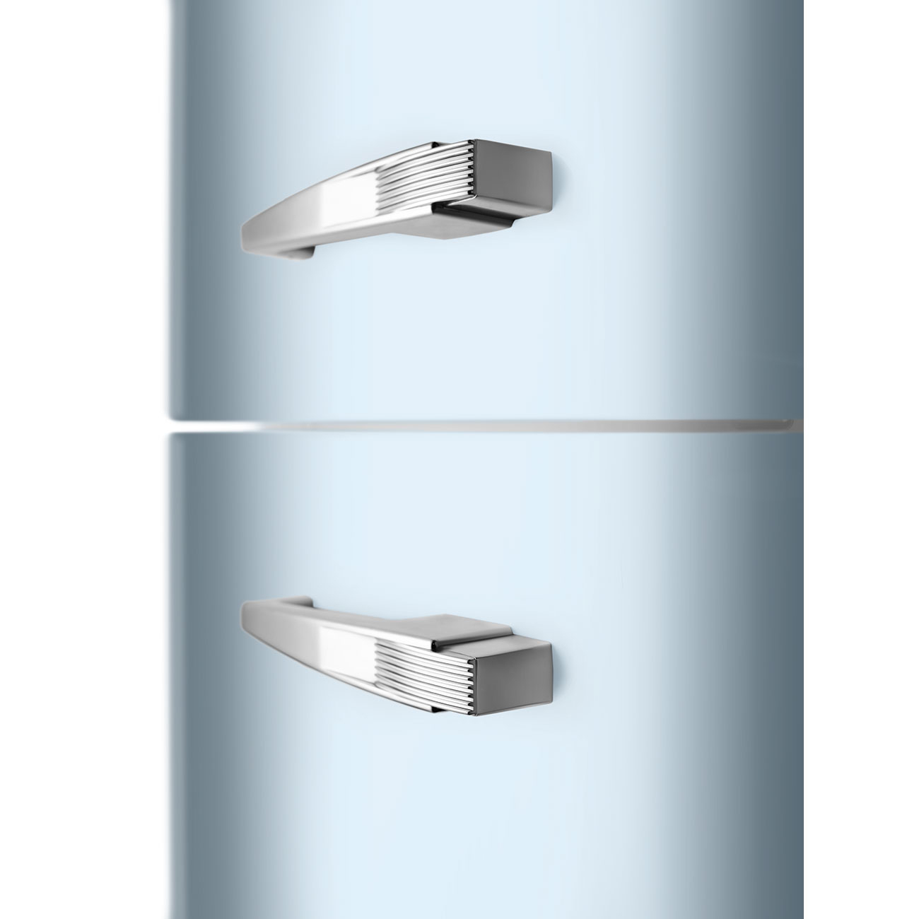 Primer plano de un refrigerador azul claro con dos manijas plateadas. Las manijas son rectangulares y metálicas.